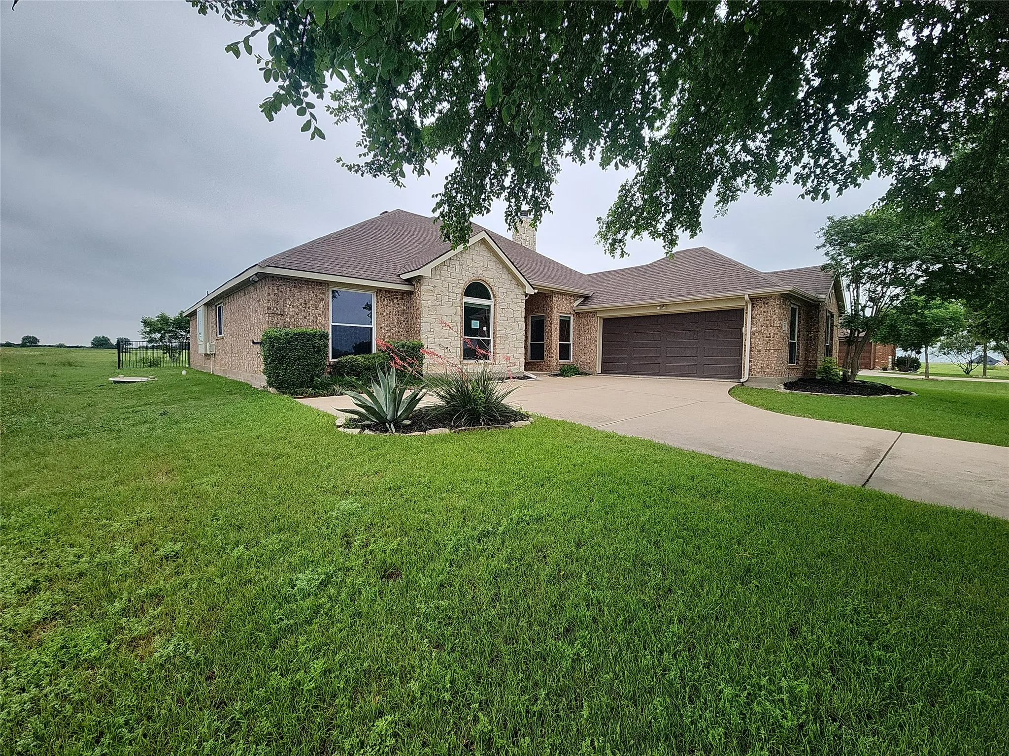 Single Family Residence For Sale in Johnson County , 7009 Turnberry Drive, Cleburne, Texas 76033, 4 Bedroom, 2 Bathroom, 2 Garage spaces, 2,410 Sqft, built in 2005, mls#21256373, Real Estate Agent in Cleburne, Homes For Sale in Johnson county, Homes For Sale in Cleburne, Realtor in Cleburne Texas, Real Estate Brokerage Independent Realty Texas, Luminita Cordes Realtor