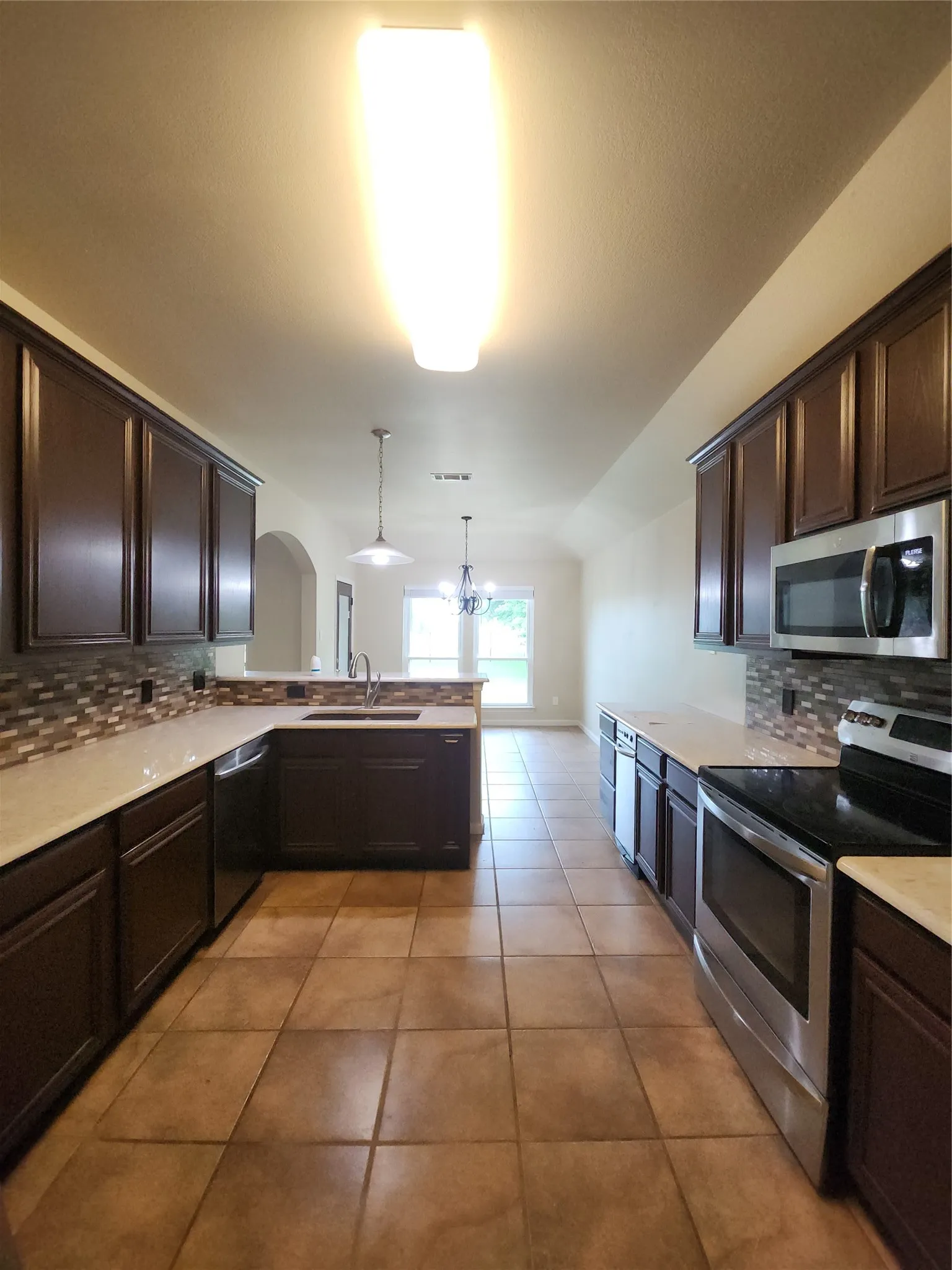 Single Family Residence For Sale in Johnson County , 7009 Turnberry Drive, Cleburne, Texas 76033, 4 Bedroom, 2 Bathroom, 2 Garage spaces, 2,410 Sqft, built in 2005, mls#21256373, Real Estate Agent in Cleburne, Homes For Sale in Johnson county, Homes For Sale in Cleburne, Realtor in Cleburne Texas, Real Estate Brokerage Independent Realty Texas, Luminita Cordes Realtor