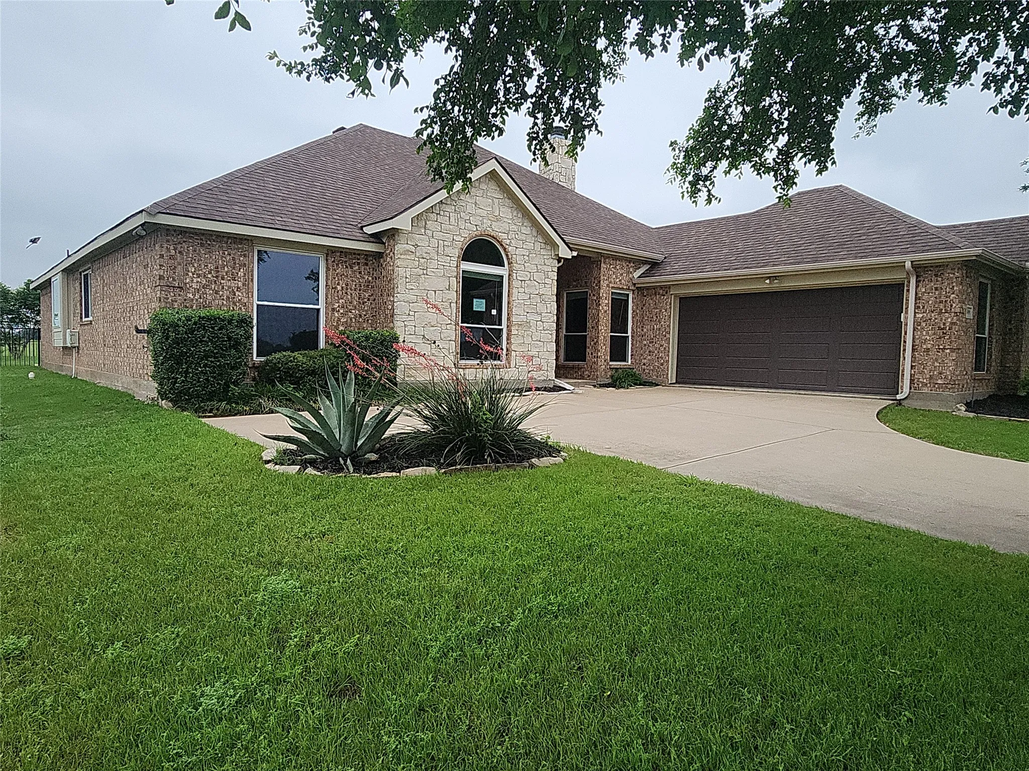 Single Family Residence For Sale in Johnson County , 7009 Turnberry Drive, Cleburne, Texas 76033, 4 Bedroom, 2 Bathroom, 2 Garage spaces, 2,410 Sqft, built in 2005, mls#21256373, Real Estate Agent in Cleburne, Homes For Sale in Johnson county, Homes For Sale in Cleburne, Realtor in Cleburne Texas, Real Estate Brokerage Independent Realty Texas, Luminita Cordes Realtor