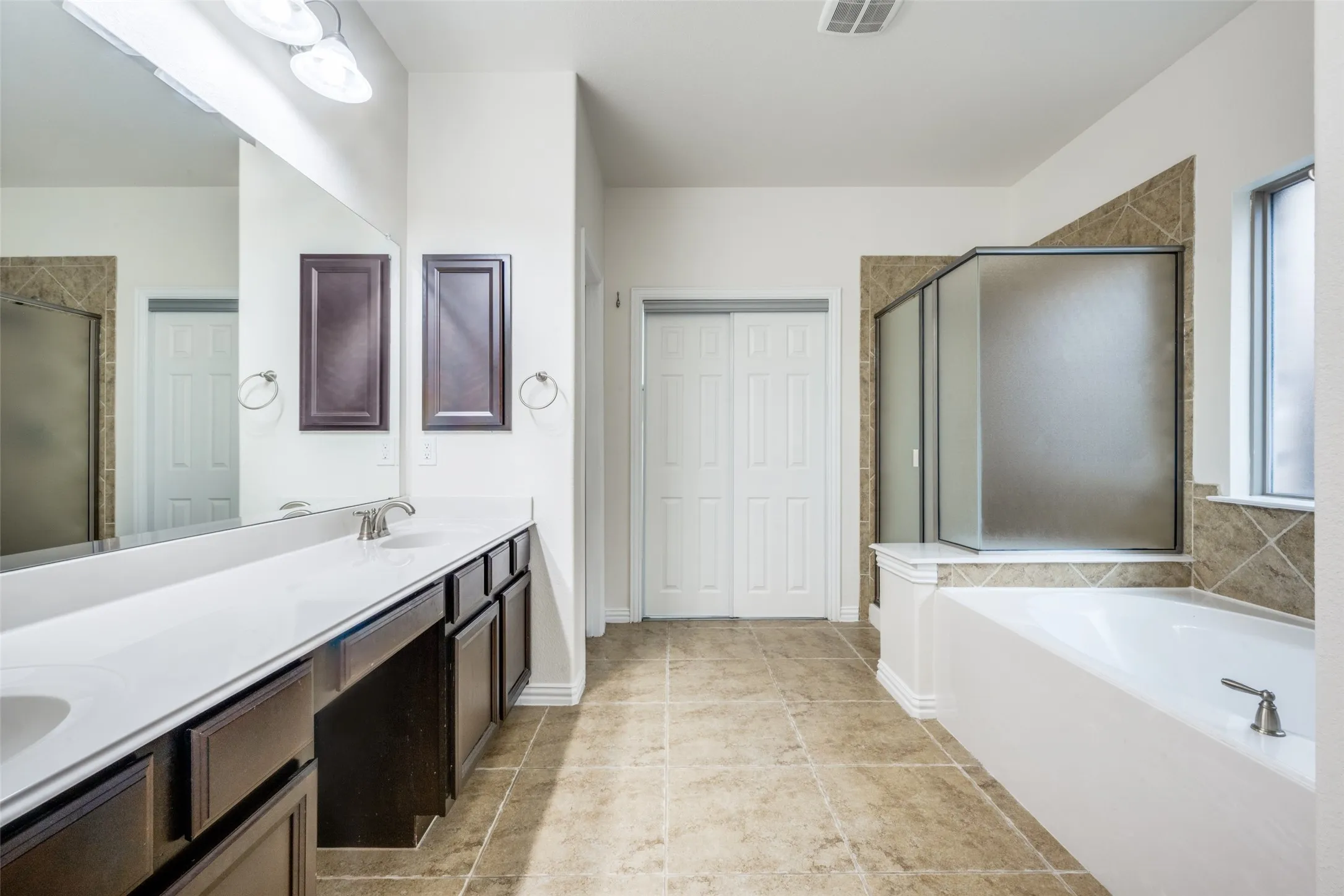 Single Family Residence For Sale in Denton County , 342 Manchester Drive, Roanoke, Texas 76262, 4 Bedroom, 4 Bathroom, 2 Garage spaces, 3,653 Sqft, built in 2011, mls#21254000, Real Estate Agent in Roanoke, Homes For Sale in Denton county, Homes For Sale in Roanoke, Realtor in Roanoke Texas, Real Estate Brokerage Independent Realty Texas, Luminita Cordes Realtor