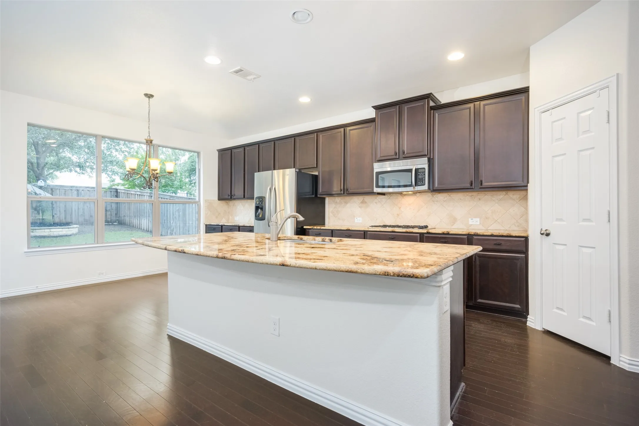 Single Family Residence For Sale in Denton County , 342 Manchester Drive, Roanoke, Texas 76262, 4 Bedroom, 4 Bathroom, 2 Garage spaces, 3,653 Sqft, built in 2011, mls#21254000, Real Estate Agent in Roanoke, Homes For Sale in Denton county, Homes For Sale in Roanoke, Realtor in Roanoke Texas, Real Estate Brokerage Independent Realty Texas, Luminita Cordes Realtor