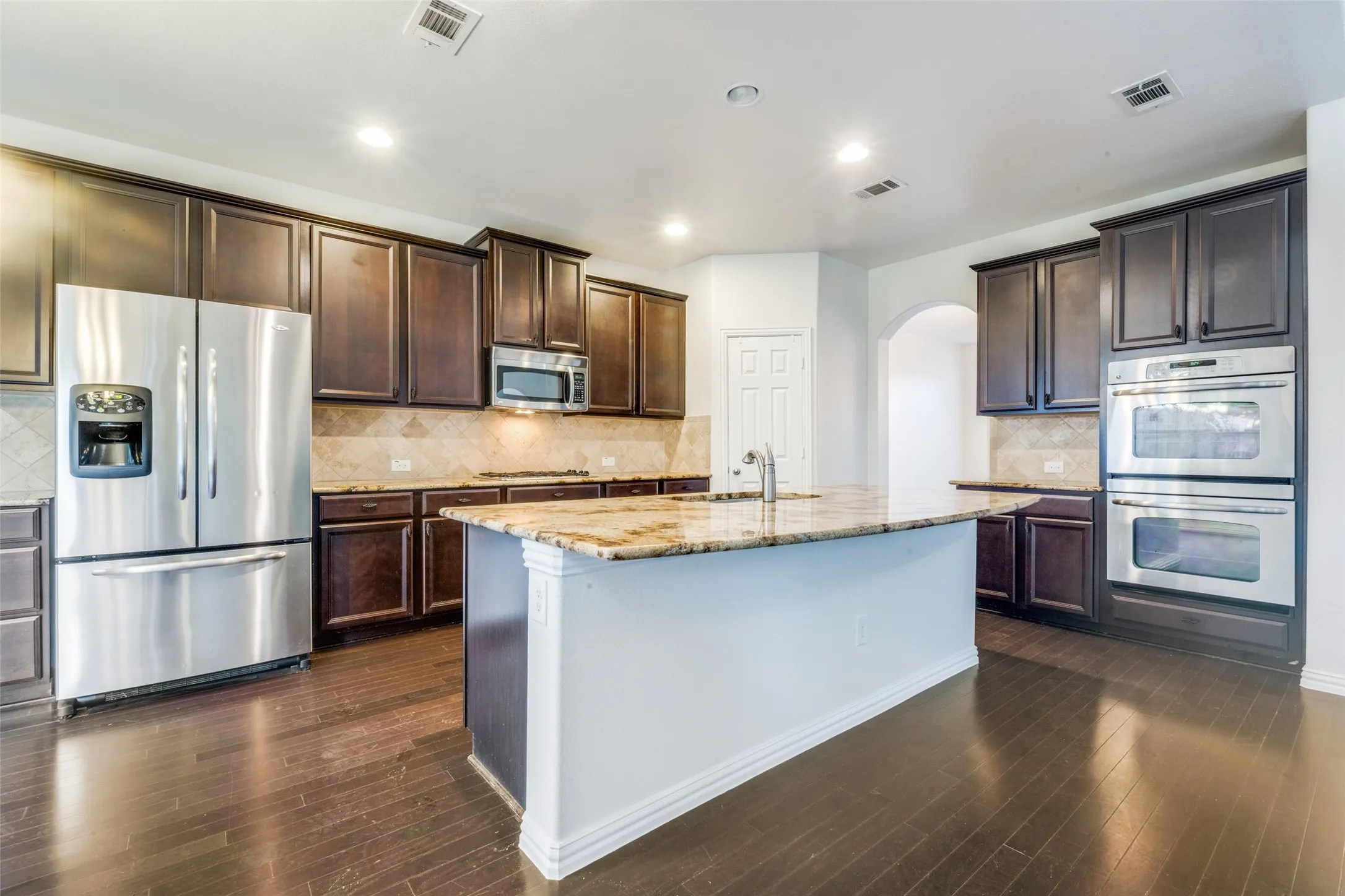 Single Family Residence For Sale in Denton County , 342 Manchester Drive, Roanoke, Texas 76262, 4 Bedroom, 4 Bathroom, 2 Garage spaces, 3,653 Sqft, built in 2011, mls#21254000, Real Estate Agent in Roanoke, Homes For Sale in Denton county, Homes For Sale in Roanoke, Realtor in Roanoke Texas, Real Estate Brokerage Independent Realty Texas, Luminita Cordes Realtor