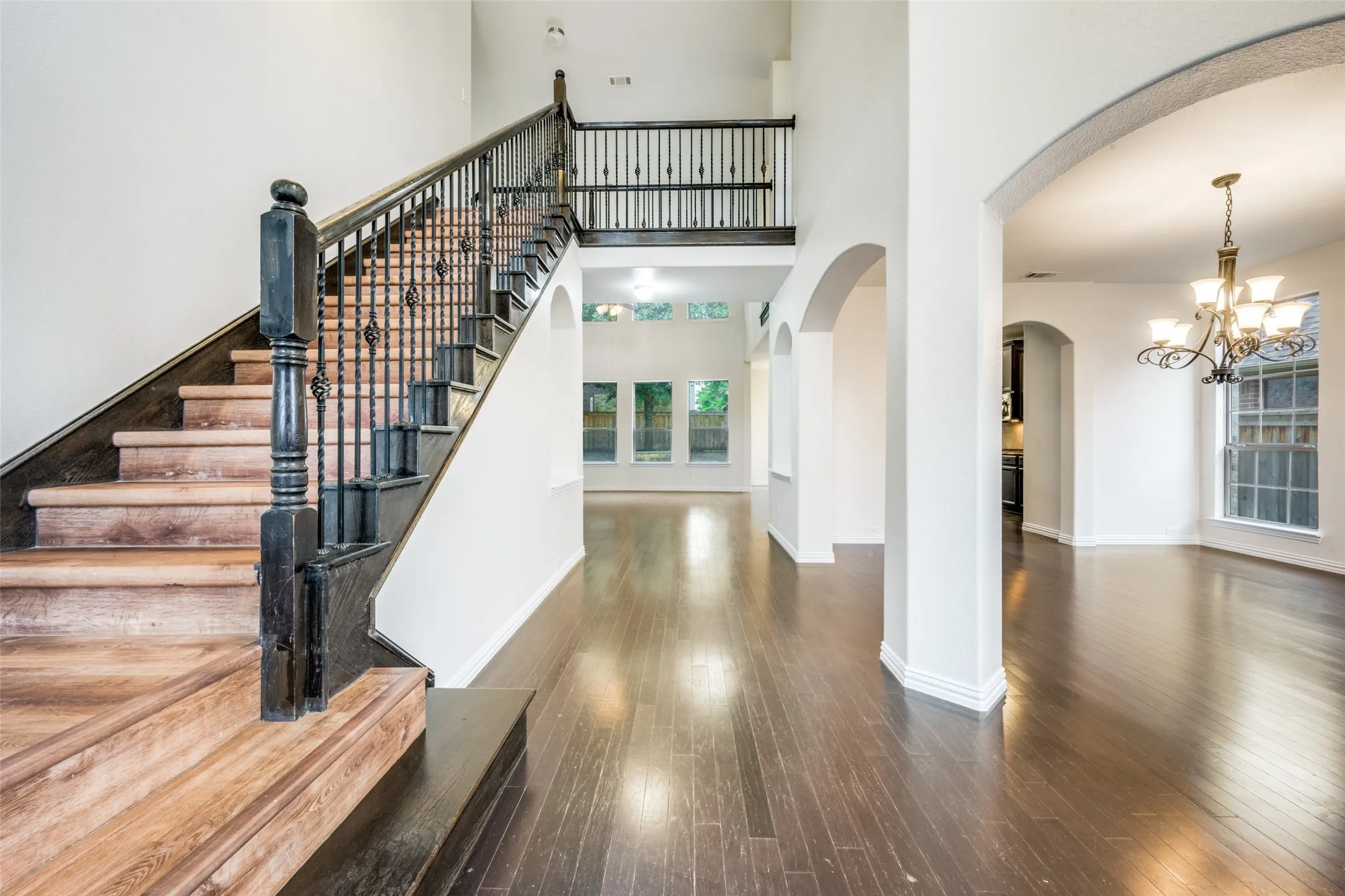 Single Family Residence For Sale in Denton County , 342 Manchester Drive, Roanoke, Texas 76262, 4 Bedroom, 4 Bathroom, 2 Garage spaces, 3,653 Sqft, built in 2011, mls#21254000, Real Estate Agent in Roanoke, Homes For Sale in Denton county, Homes For Sale in Roanoke, Realtor in Roanoke Texas, Real Estate Brokerage Independent Realty Texas, Luminita Cordes Realtor