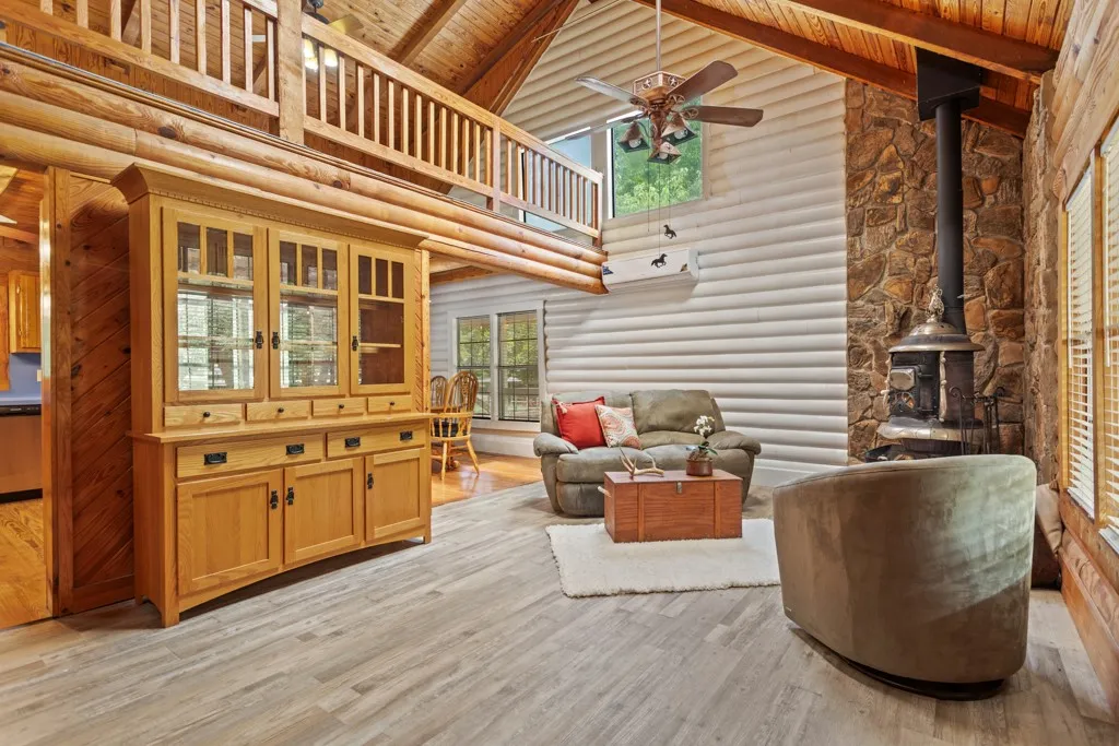 Single Family Residence For Sale in Smith County , 13580 County Road 4200, Lindale, Texas 75771, 3 Bedroom, 2 Bathroom, 1 Garage spaces, 1,425 Sqft, built in 1985, mls#21256378, Real Estate Agent in Lindale, Homes For Sale in Smith county, Homes For Sale in Lindale, Realtor in Lindale Texas, Real Estate Brokerage Independent Realty Texas, Luminita Cordes Realtor