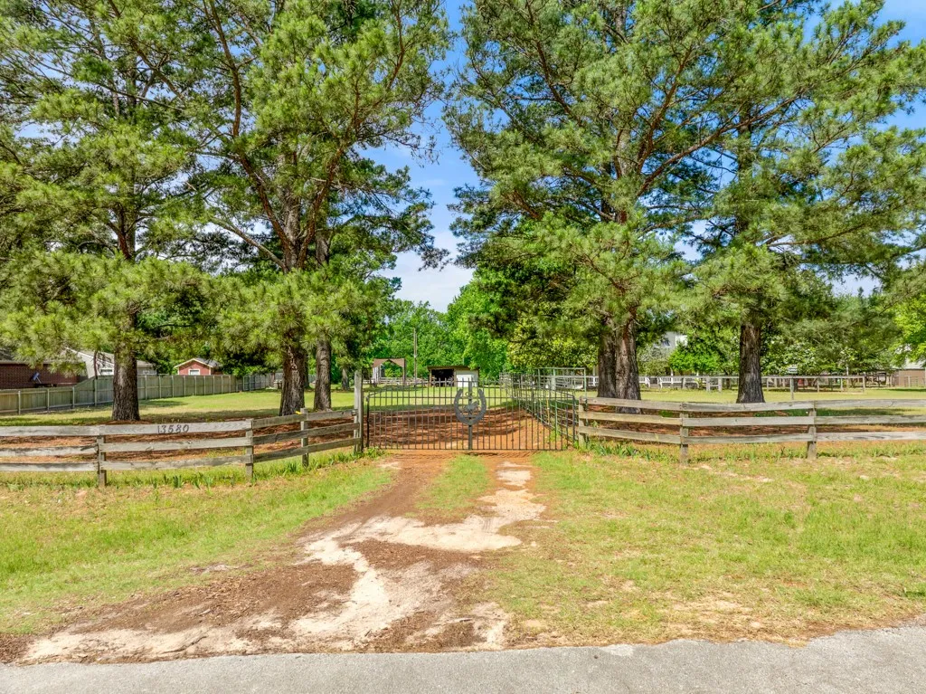 Single Family Residence For Sale in Smith County , 13580 County Road 4200, Lindale, Texas 75771, 3 Bedroom, 2 Bathroom, 1 Garage spaces, 1,425 Sqft, built in 1985, mls#21256378, Real Estate Agent in Lindale, Homes For Sale in Smith county, Homes For Sale in Lindale, Realtor in Lindale Texas, Real Estate Brokerage Independent Realty Texas, Luminita Cordes Realtor
