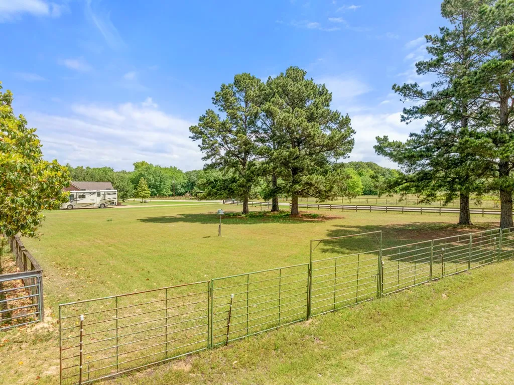 Single Family Residence For Sale in Smith County , 13580 County Road 4200, Lindale, Texas 75771, 3 Bedroom, 2 Bathroom, 1 Garage spaces, 1,425 Sqft, built in 1985, mls#21256378, Real Estate Agent in Lindale, Homes For Sale in Smith county, Homes For Sale in Lindale, Realtor in Lindale Texas, Real Estate Brokerage Independent Realty Texas, Luminita Cordes Realtor