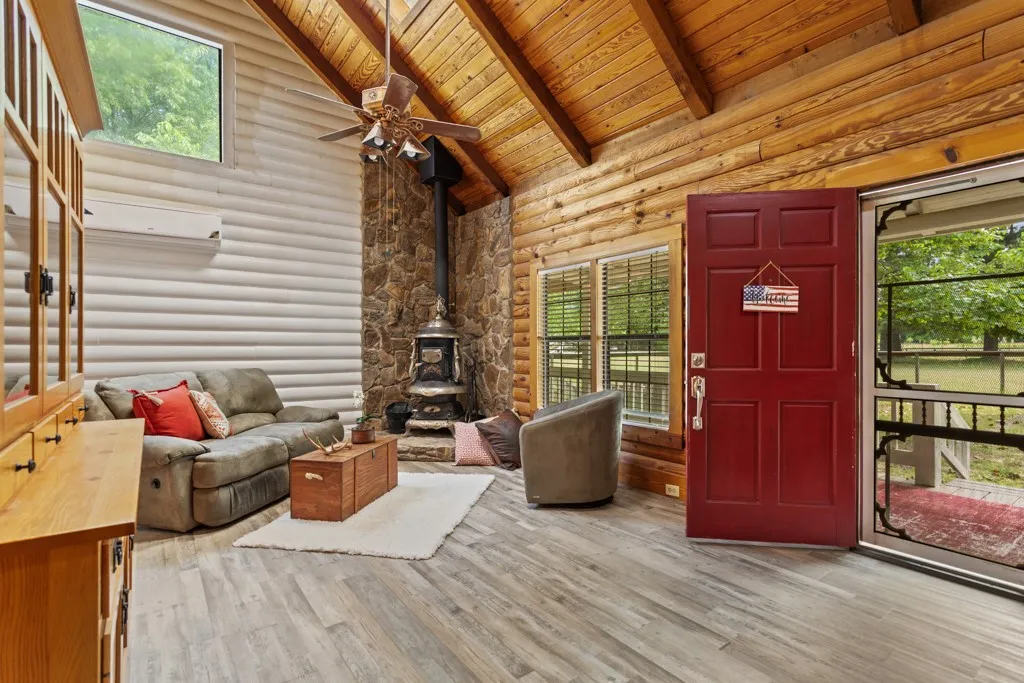 Single Family Residence For Sale in Smith County , 13580 County Road 4200, Lindale, Texas 75771, 3 Bedroom, 2 Bathroom, 1 Garage spaces, 1,425 Sqft, built in 1985, mls#21256378, Real Estate Agent in Lindale, Homes For Sale in Smith county, Homes For Sale in Lindale, Realtor in Lindale Texas, Real Estate Brokerage Independent Realty Texas, Luminita Cordes Realtor
