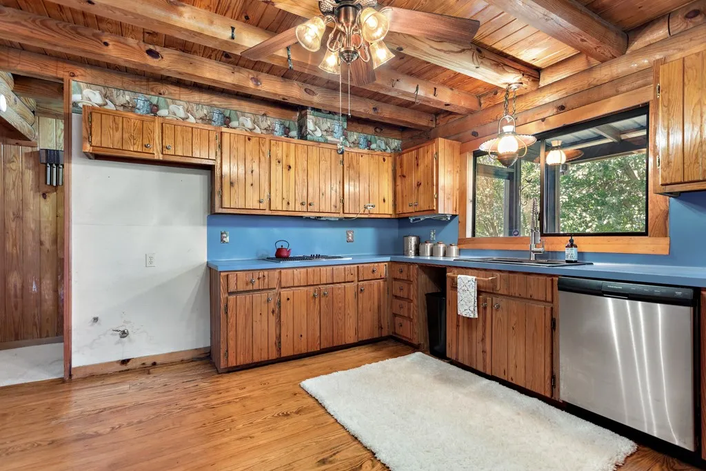 Single Family Residence For Sale in Smith County , 13580 County Road 4200, Lindale, Texas 75771, 3 Bedroom, 2 Bathroom, 1 Garage spaces, 1,425 Sqft, built in 1985, mls#21256378, Real Estate Agent in Lindale, Homes For Sale in Smith county, Homes For Sale in Lindale, Realtor in Lindale Texas, Real Estate Brokerage Independent Realty Texas, Luminita Cordes Realtor