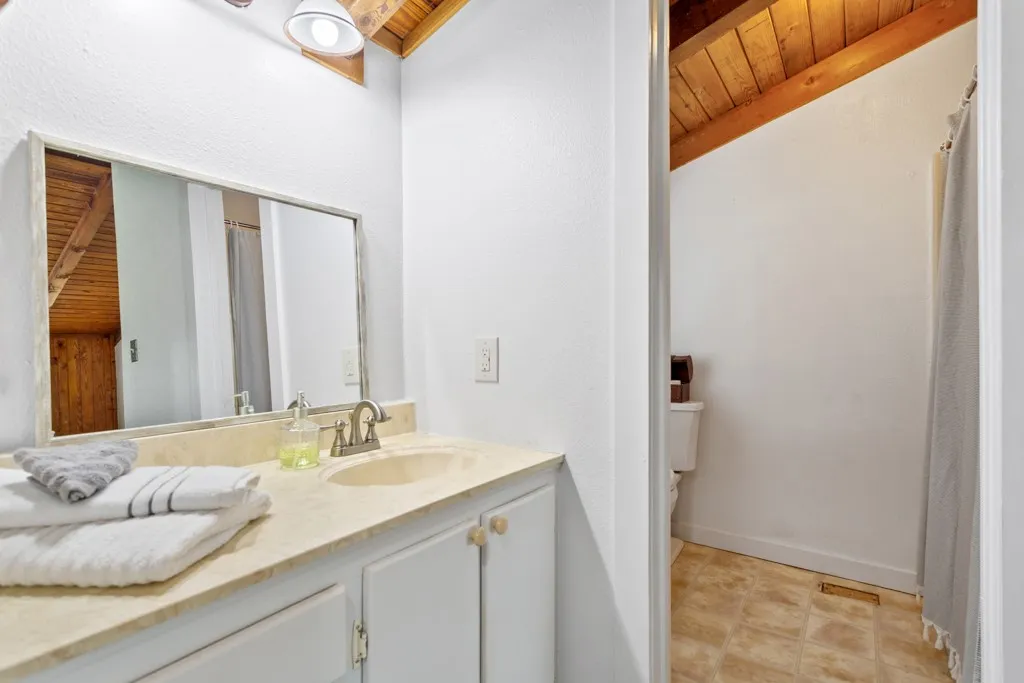 Single Family Residence For Sale in Smith County , 13580 County Road 4200, Lindale, Texas 75771, 3 Bedroom, 2 Bathroom, 1 Garage spaces, 1,425 Sqft, built in 1985, mls#21256378, Real Estate Agent in Lindale, Homes For Sale in Smith county, Homes For Sale in Lindale, Realtor in Lindale Texas, Real Estate Brokerage Independent Realty Texas, Luminita Cordes Realtor