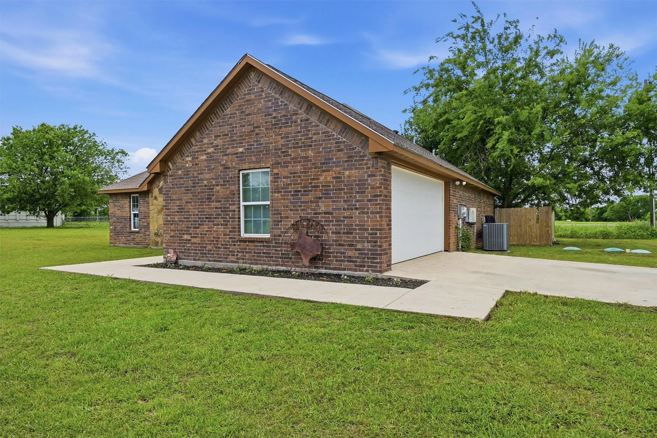 Single Family Residence For Sale in Grayson County , 508 Simpson Drive, Sherman, Texas 75092, 3 Bedroom, 2 Bathroom, 2 Garage spaces, 1,490 Sqft, built in 2019, mls#21255807, Real Estate Agent in Sherman, Homes For Sale in Grayson county, Homes For Sale in Sherman, Realtor in Sherman Texas, Real Estate Brokerage Independent Realty Texas, Luminita Cordes Realtor