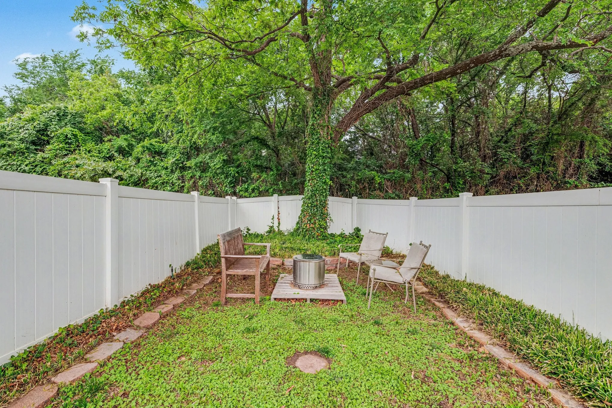 Single Family Residence For Sale in Denton County , 10013 Lexington Drive, Providence Village, Texas 76227, 3 Bedroom, 2 Bathroom, 2 Garage spaces, 1,320 Sqft, built in 2005, Preowned, mls#21255705, Real Estate Agent in Providence Village, Homes For Sale in Denton county, Homes For Sale in Providence Village, Realtor in Providence Village Texas, Real Estate Brokerage Independent Realty Texas, Luminita Cordes Realtor