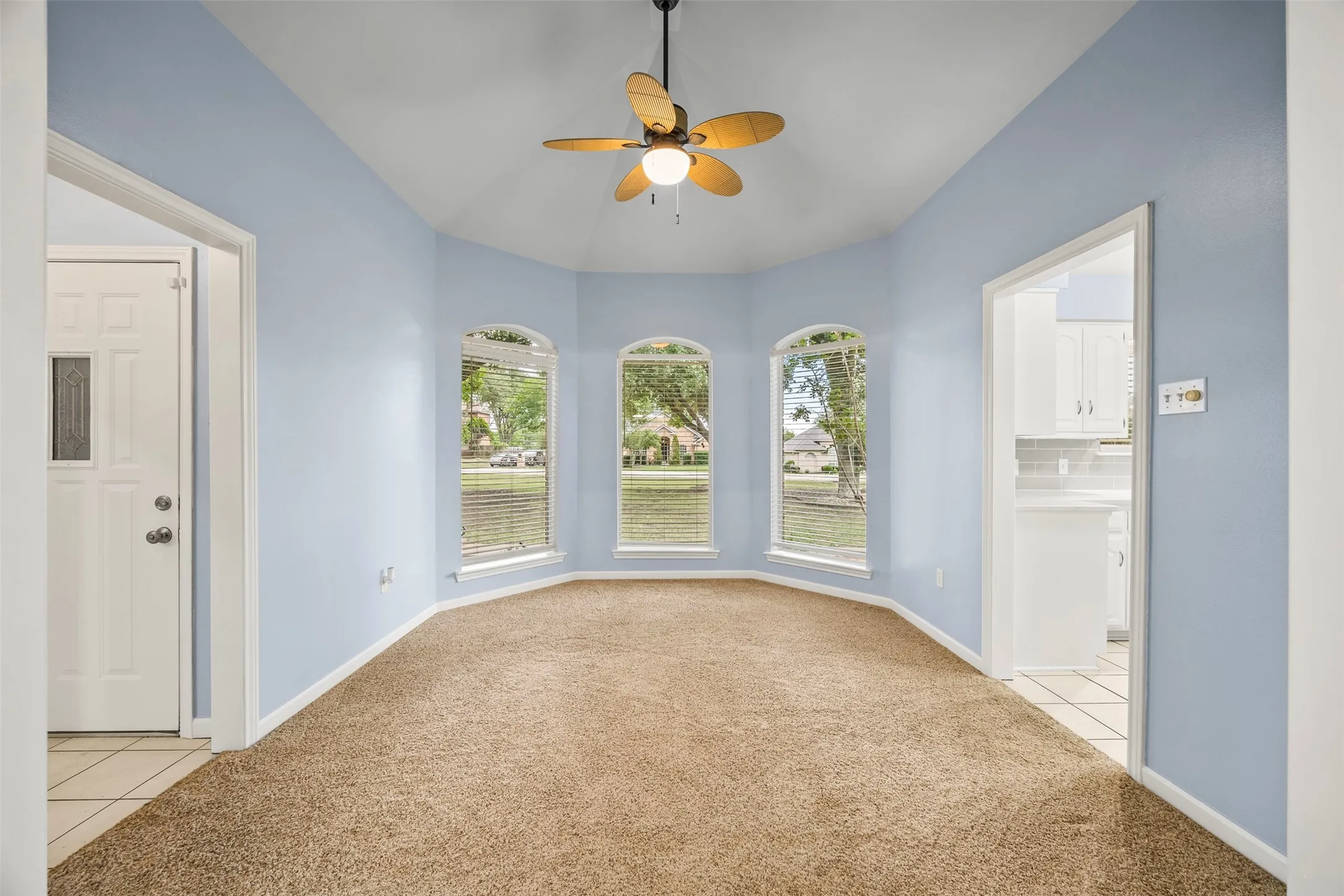 Single Family Residence For Sale in Ellis County , 909 Valley View Avenue, Red Oak, Texas 75154, 3 Bedroom, 2 Bathroom, 2 Garage spaces, 3,076 Sqft, built in 1986, mls#21256509, Real Estate Agent in Red Oak, Homes For Sale in Ellis county, Homes For Sale in Red Oak, Realtor in Red Oak Texas, Real Estate Brokerage Independent Realty Texas, Luminita Cordes Realtor