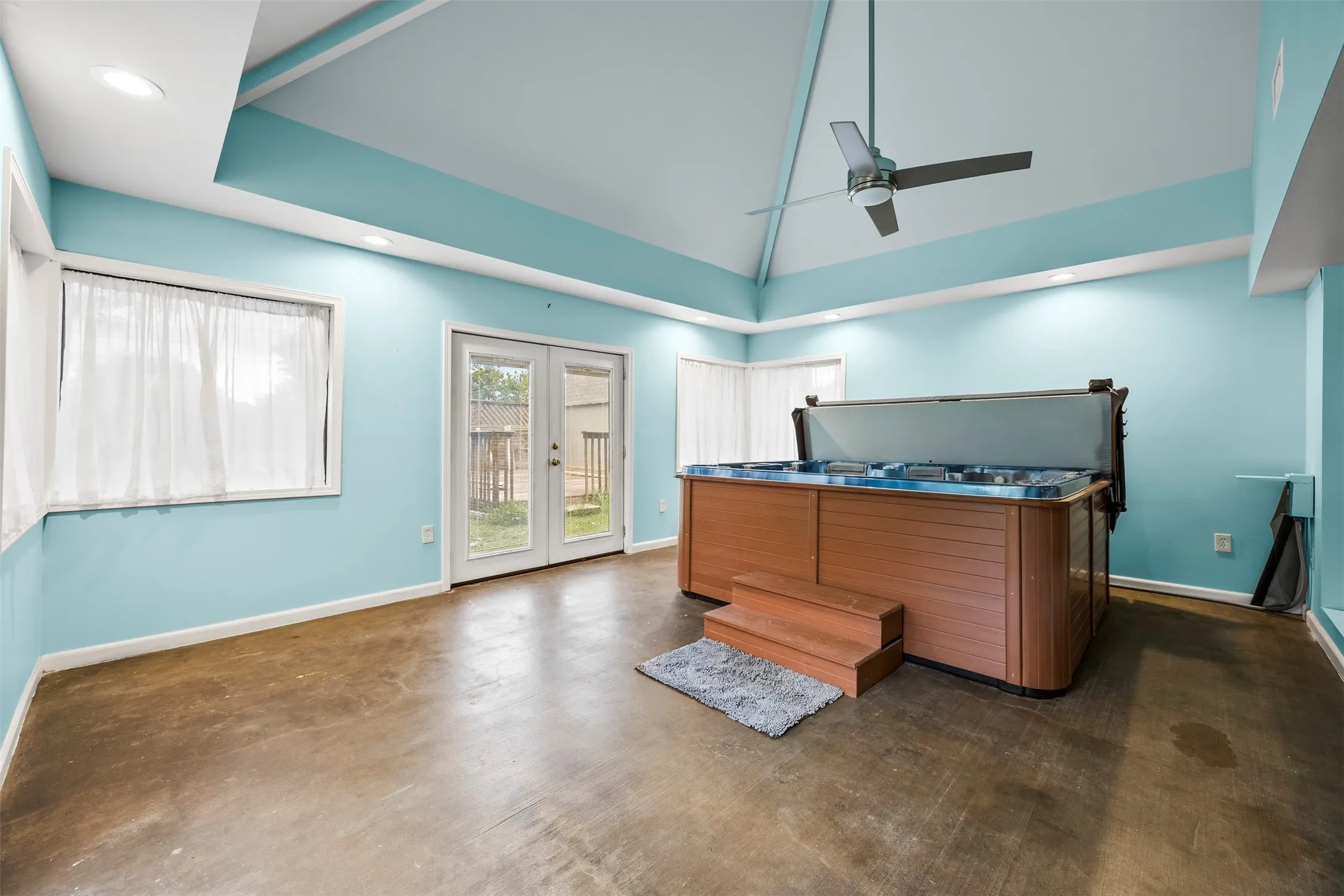 Single Family Residence For Sale in Ellis County , 909 Valley View Avenue, Red Oak, Texas 75154, 3 Bedroom, 2 Bathroom, 2 Garage spaces, 3,076 Sqft, built in 1986, mls#21256509, Real Estate Agent in Red Oak, Homes For Sale in Ellis county, Homes For Sale in Red Oak, Realtor in Red Oak Texas, Real Estate Brokerage Independent Realty Texas, Luminita Cordes Realtor