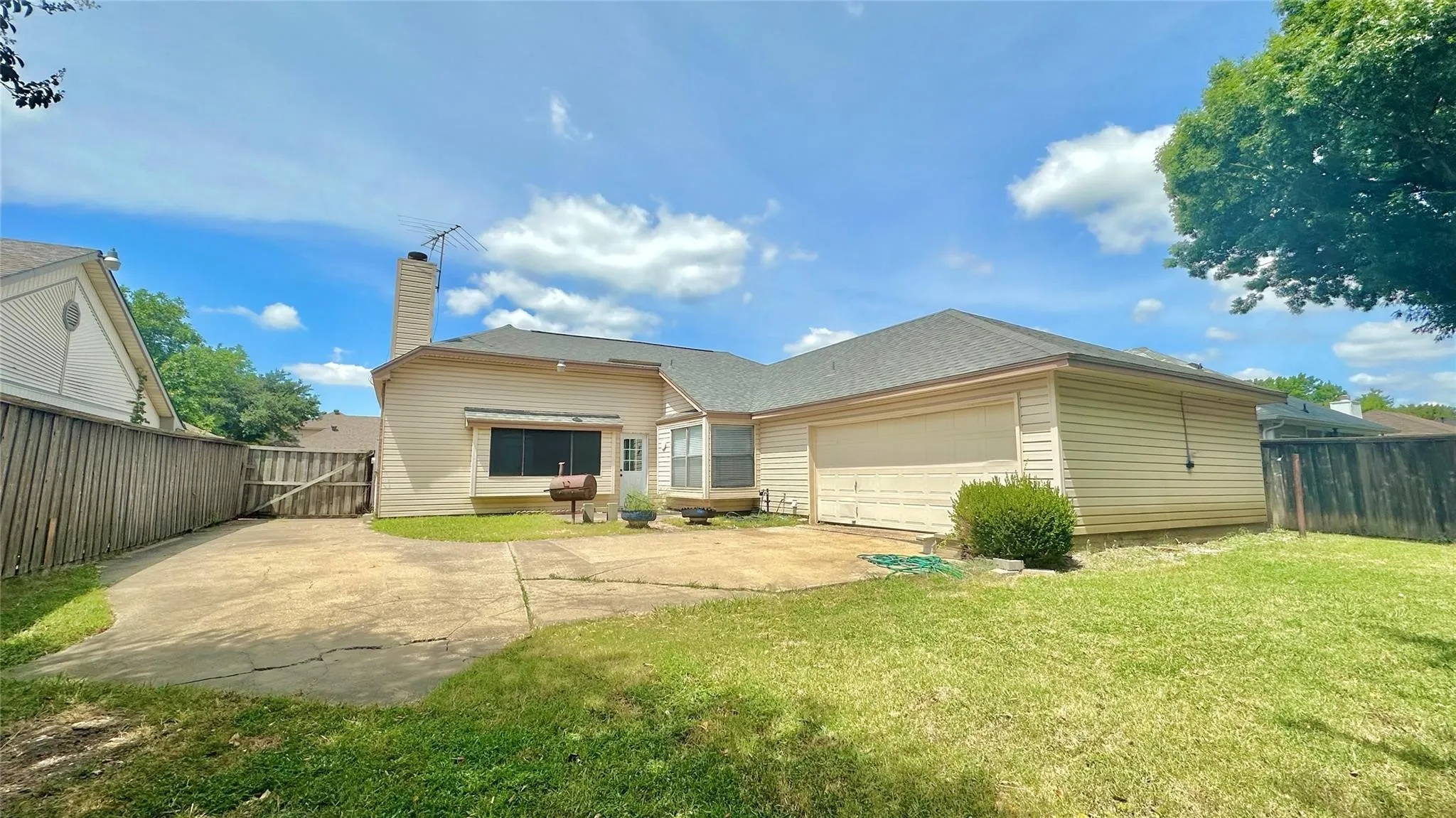 Single Family Residence For Rent in Dallas County , 6310 Azalea Drive, Rowlett, Texas 75089, 3 Bedroom, 2 Bathroom, 2 Garage spaces, 1,733 Sqft, built in 1985, mls#21256511, Real Estate Agent in Rowlett, Homes For Rent in Dallas county, Homes For Rent in Rowlett, Realtor in Rowlett Texas, Real Estate Brokerage Independent Realty Texas, Luminita Cordes Realtor