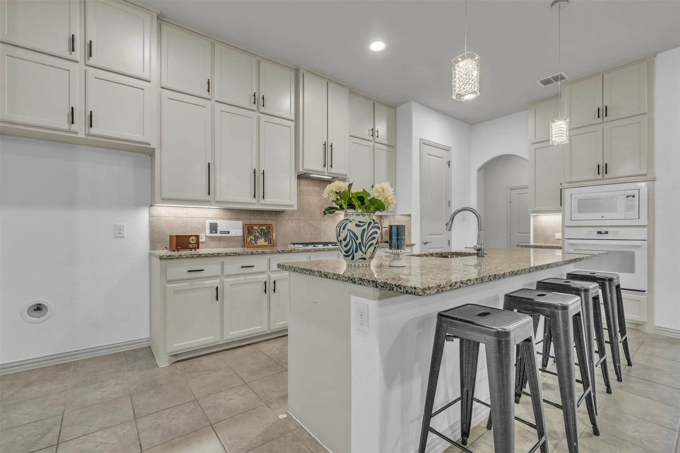 Single Family Residence For Sale in Tarrant County , 2801 Vista Azul Place 2801, Mansfield, Texas 76063, 2 Bedroom, 2 Bathroom, 2 Garage spaces, 2,614 Sqft, built in 2017, mls#21256486, Real Estate Agent in Mansfield, Homes For Sale in Tarrant county, Homes For Sale in Mansfield, Realtor in Mansfield Texas, Real Estate Brokerage Independent Realty Texas, Luminita Cordes Realtor