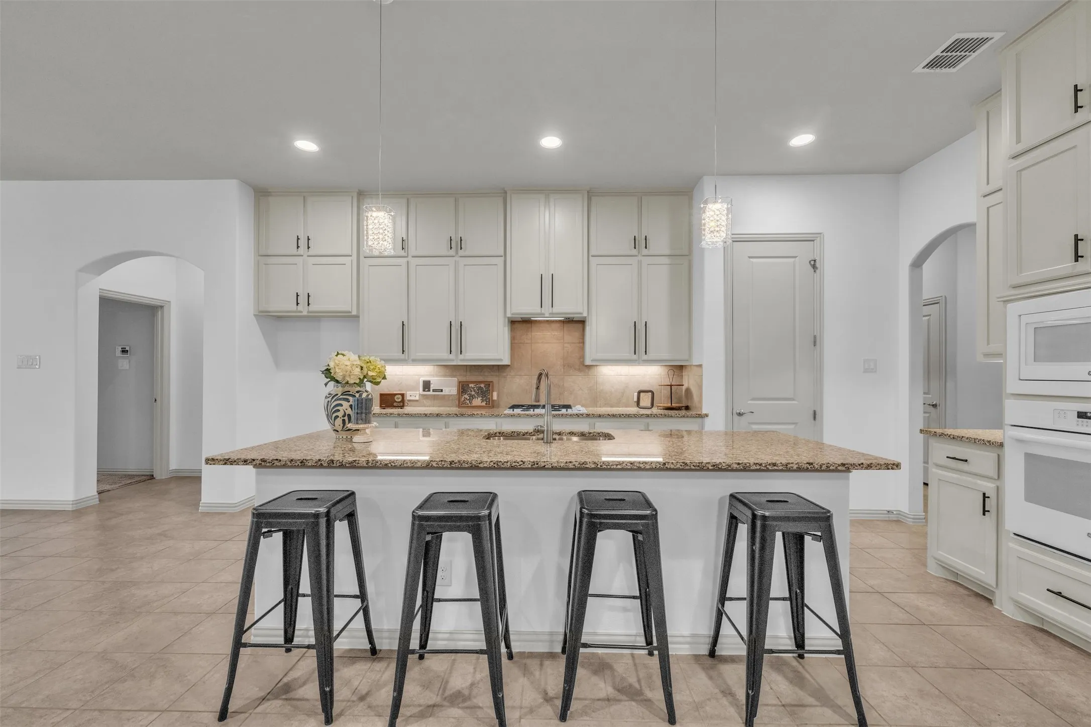 Single Family Residence For Sale in Tarrant County , 2801 Vista Azul Place 2801, Mansfield, Texas 76063, 2 Bedroom, 2 Bathroom, 2 Garage spaces, 2,614 Sqft, built in 2017, mls#21256486, Real Estate Agent in Mansfield, Homes For Sale in Tarrant county, Homes For Sale in Mansfield, Realtor in Mansfield Texas, Real Estate Brokerage Independent Realty Texas, Luminita Cordes Realtor