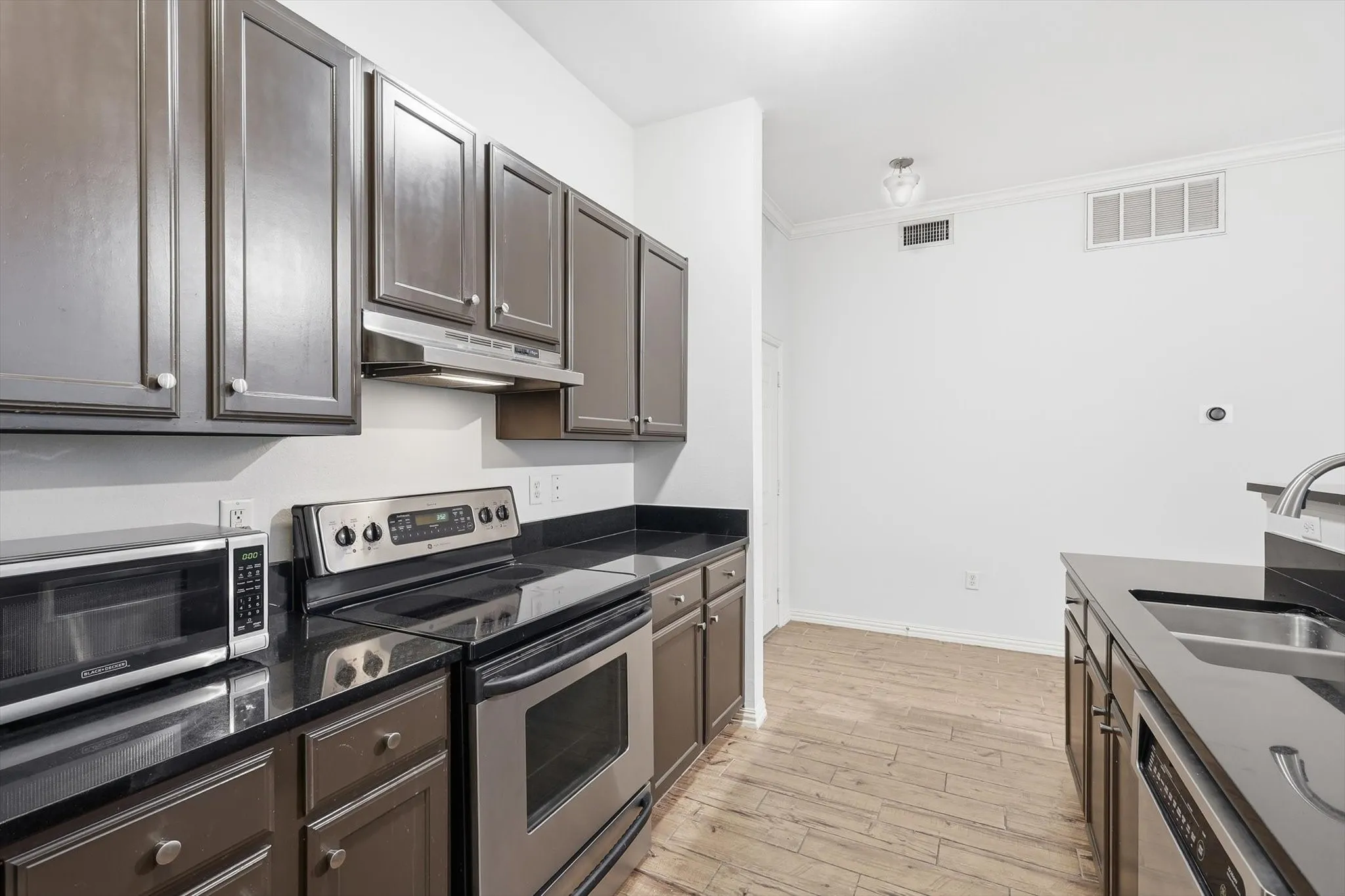 Condominium For Sale in Dallas County , 2305 Worthington Street 219, Dallas, Texas 75204, 1 Bedroom, 1 Bathroom, 1 Garage spaces, 852 Sqft, built in 1999, mls#21255133, Real Estate Agent in Dallas, Homes For Sale in Dallas county, Homes For Sale in Dallas, Realtor in Dallas Texas, Real Estate Brokerage Independent Realty Texas, Luminita Cordes Realtor