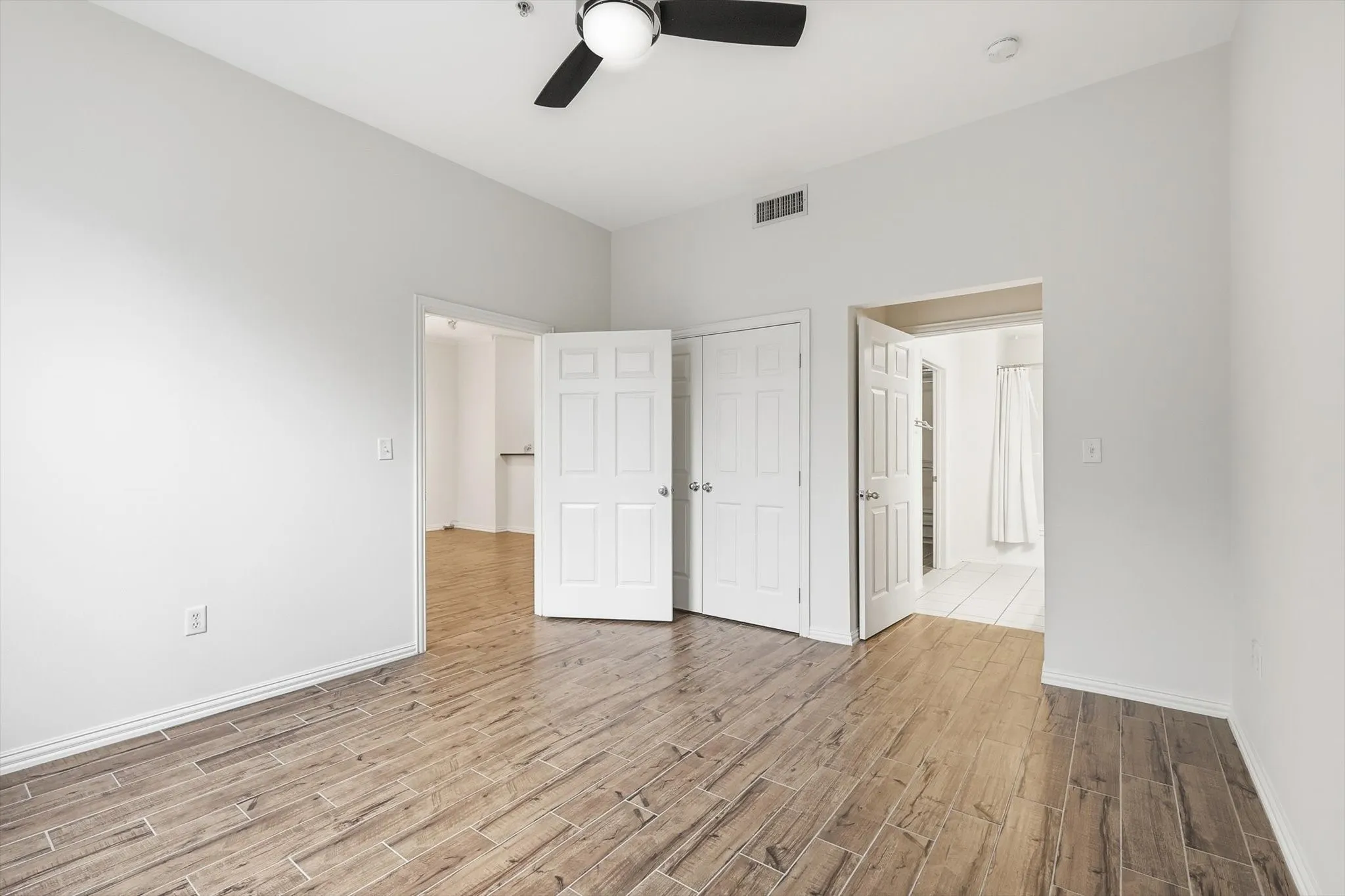 Condominium For Sale in Dallas County , 2305 Worthington Street 219, Dallas, Texas 75204, 1 Bedroom, 1 Bathroom, 1 Garage spaces, 852 Sqft, built in 1999, mls#21255133, Real Estate Agent in Dallas, Homes For Sale in Dallas county, Homes For Sale in Dallas, Realtor in Dallas Texas, Real Estate Brokerage Independent Realty Texas, Luminita Cordes Realtor