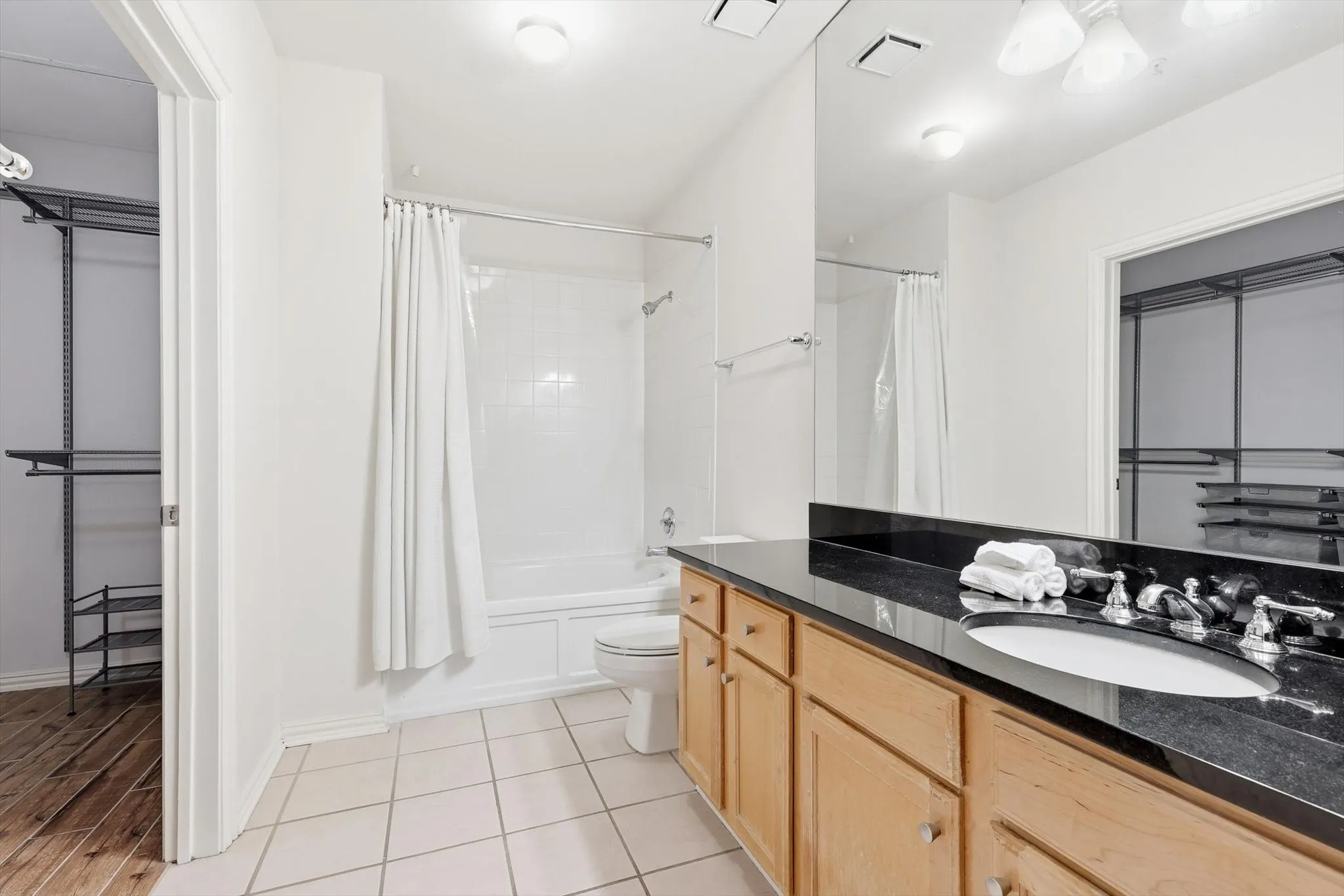 Condominium For Sale in Dallas County , 2305 Worthington Street 219, Dallas, Texas 75204, 1 Bedroom, 1 Bathroom, 1 Garage spaces, 852 Sqft, built in 1999, mls#21255133, Real Estate Agent in Dallas, Homes For Sale in Dallas county, Homes For Sale in Dallas, Realtor in Dallas Texas, Real Estate Brokerage Independent Realty Texas, Luminita Cordes Realtor