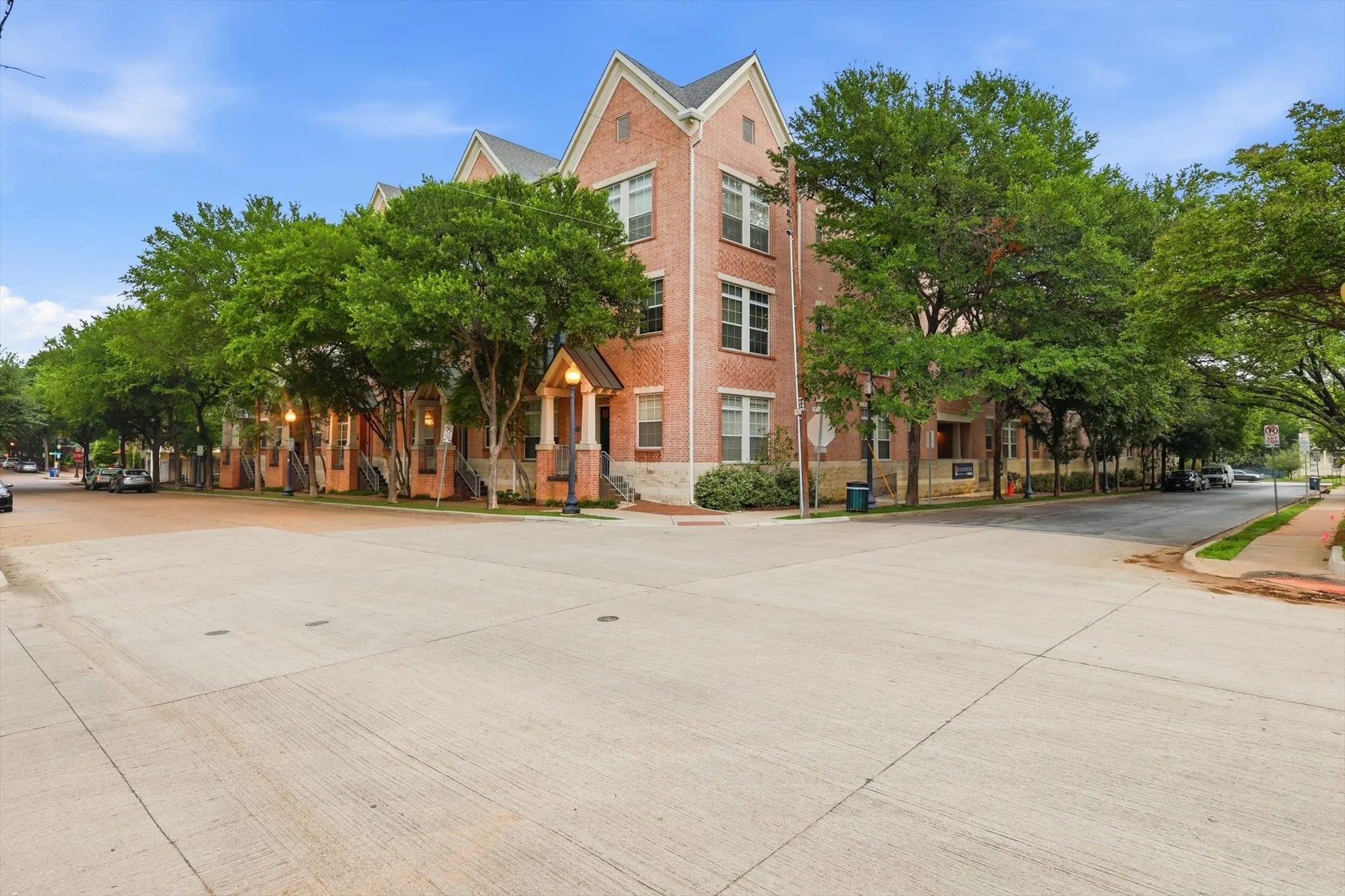 Condominium For Sale in Dallas County , 2305 Worthington Street 219, Dallas, Texas 75204, 1 Bedroom, 1 Bathroom, 1 Garage spaces, 852 Sqft, built in 1999, mls#21255133, Real Estate Agent in Dallas, Homes For Sale in Dallas county, Homes For Sale in Dallas, Realtor in Dallas Texas, Real Estate Brokerage Independent Realty Texas, Luminita Cordes Realtor