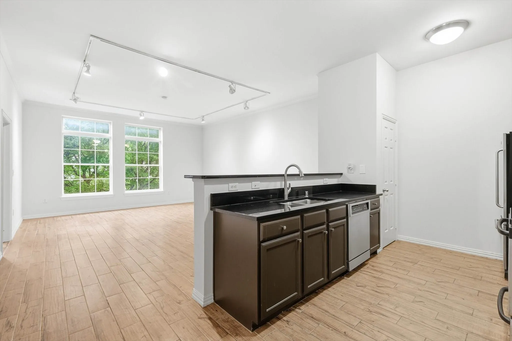Condominium For Sale in Dallas County , 2305 Worthington Street 219, Dallas, Texas 75204, 1 Bedroom, 1 Bathroom, 1 Garage spaces, 852 Sqft, built in 1999, mls#21255133, Real Estate Agent in Dallas, Homes For Sale in Dallas county, Homes For Sale in Dallas, Realtor in Dallas Texas, Real Estate Brokerage Independent Realty Texas, Luminita Cordes Realtor