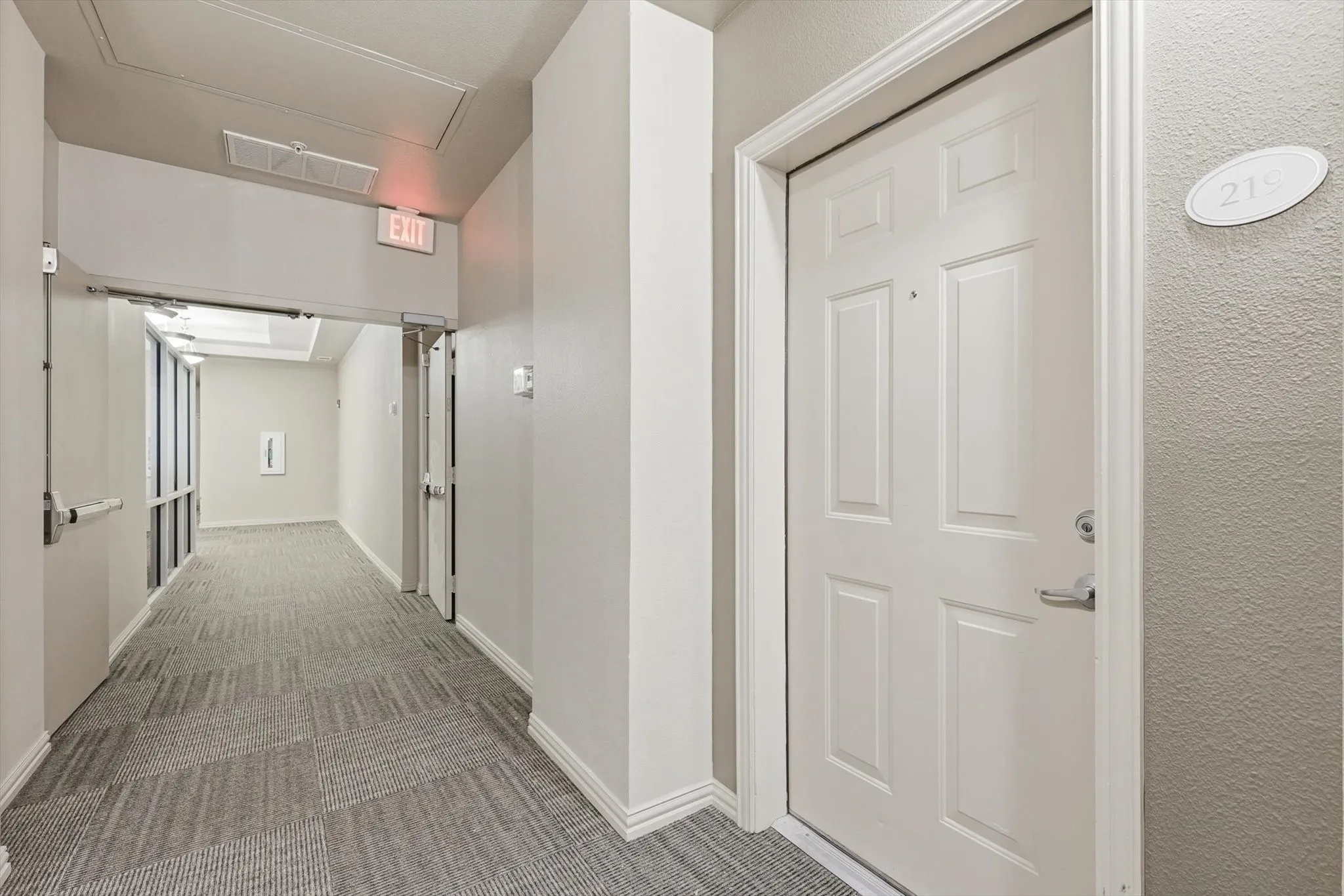Condominium For Sale in Dallas County , 2305 Worthington Street 219, Dallas, Texas 75204, 1 Bedroom, 1 Bathroom, 1 Garage spaces, 852 Sqft, built in 1999, mls#21255133, Real Estate Agent in Dallas, Homes For Sale in Dallas county, Homes For Sale in Dallas, Realtor in Dallas Texas, Real Estate Brokerage Independent Realty Texas, Luminita Cordes Realtor