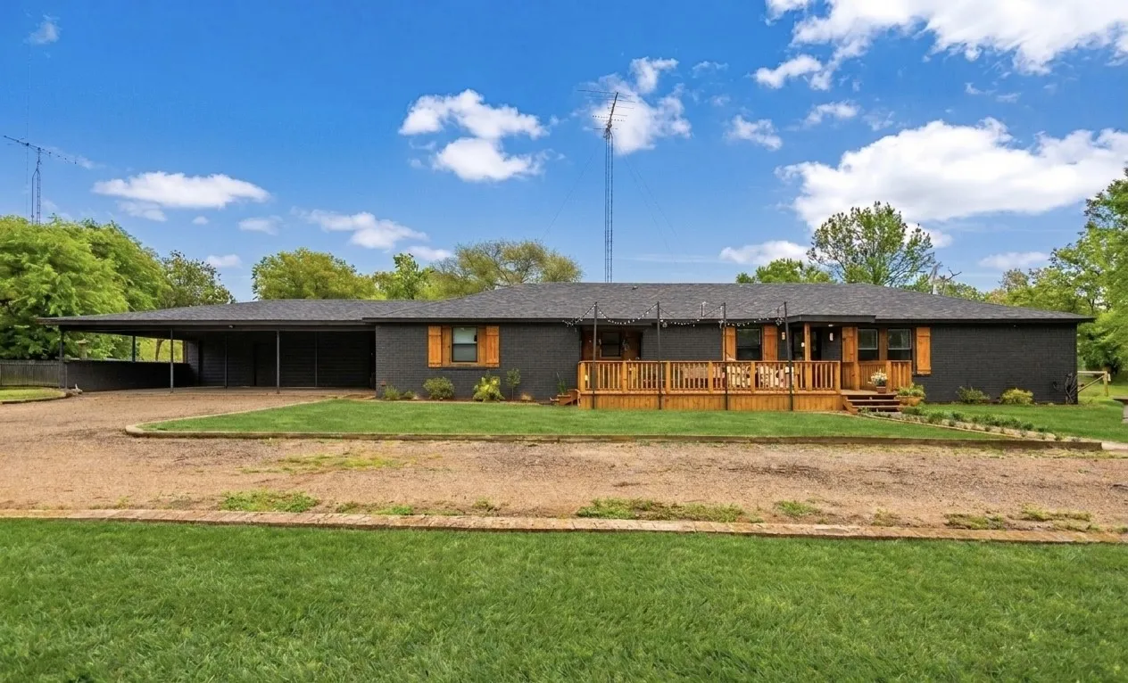 Single Family Residence For Sale in Van Zandt County , 997 Vz County Road 4810, Ben Wheeler, Texas 75754, 4 Bedroom, 3 Bathroom, Garage spaces, 2,521 Sqft, built in 1969, mls#21252287, Real Estate Agent in Ben Wheeler, Homes For Sale in Van Zandt county, Homes For Sale in Ben Wheeler, Realtor in Ben Wheeler Texas, Real Estate Brokerage Independent Realty Texas, Luminita Cordes Realtor