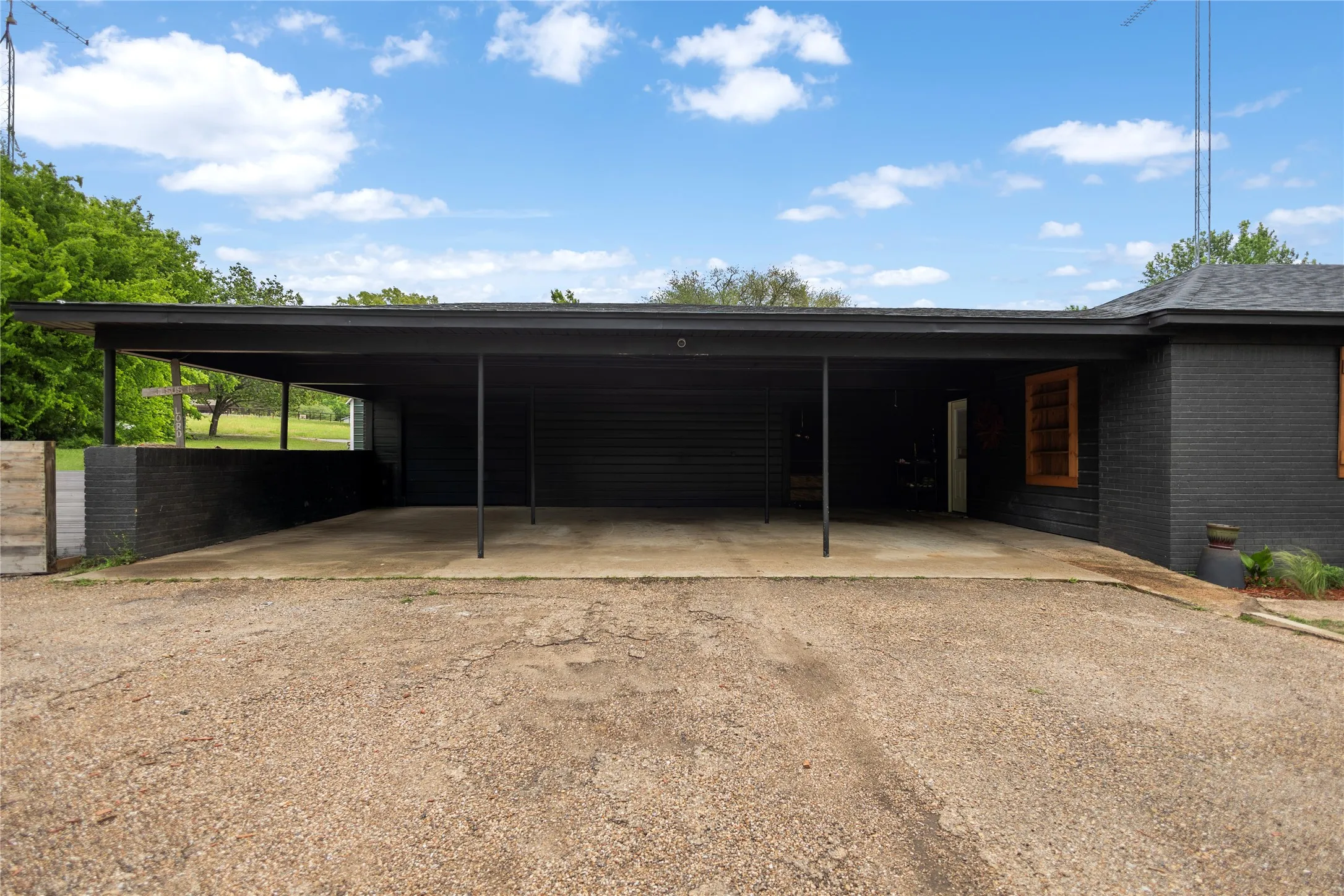 Single Family Residence For Sale in Van Zandt County , 997 Vz County Road 4810, Ben Wheeler, Texas 75754, 4 Bedroom, 3 Bathroom, Garage spaces, 2,521 Sqft, built in 1969, mls#21252287, Real Estate Agent in Ben Wheeler, Homes For Sale in Van Zandt county, Homes For Sale in Ben Wheeler, Realtor in Ben Wheeler Texas, Real Estate Brokerage Independent Realty Texas, Luminita Cordes Realtor