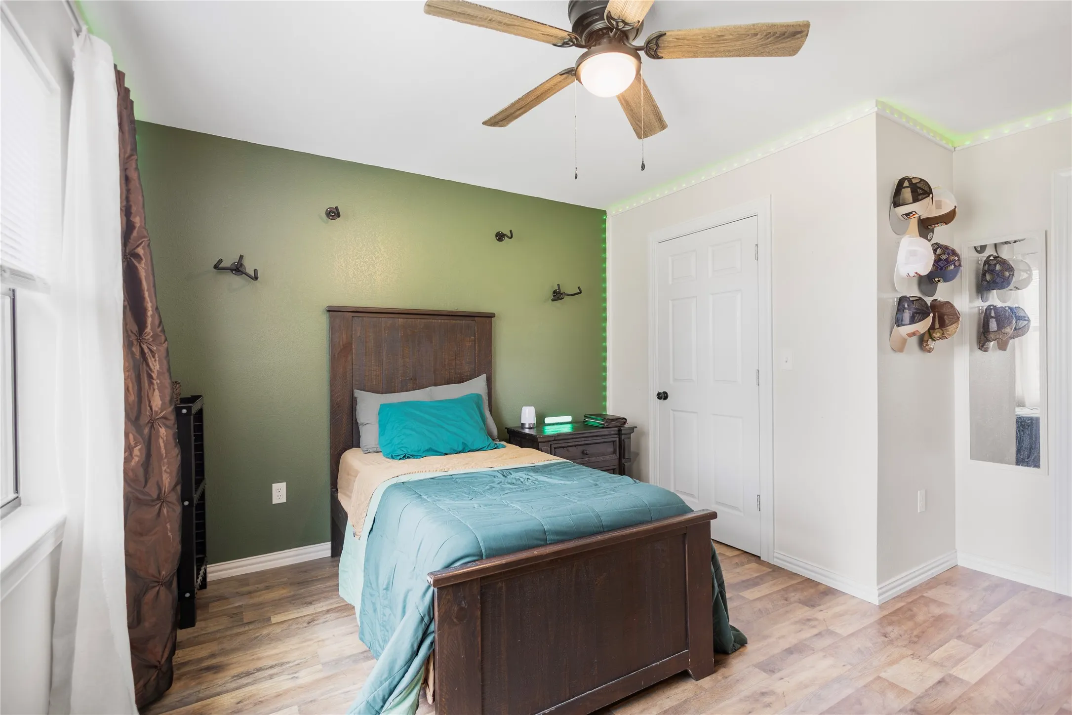 Single Family Residence For Sale in Van Zandt County , 997 Vz County Road 4810, Ben Wheeler, Texas 75754, 4 Bedroom, 3 Bathroom, Garage spaces, 2,521 Sqft, built in 1969, mls#21252287, Real Estate Agent in Ben Wheeler, Homes For Sale in Van Zandt county, Homes For Sale in Ben Wheeler, Realtor in Ben Wheeler Texas, Real Estate Brokerage Independent Realty Texas, Luminita Cordes Realtor