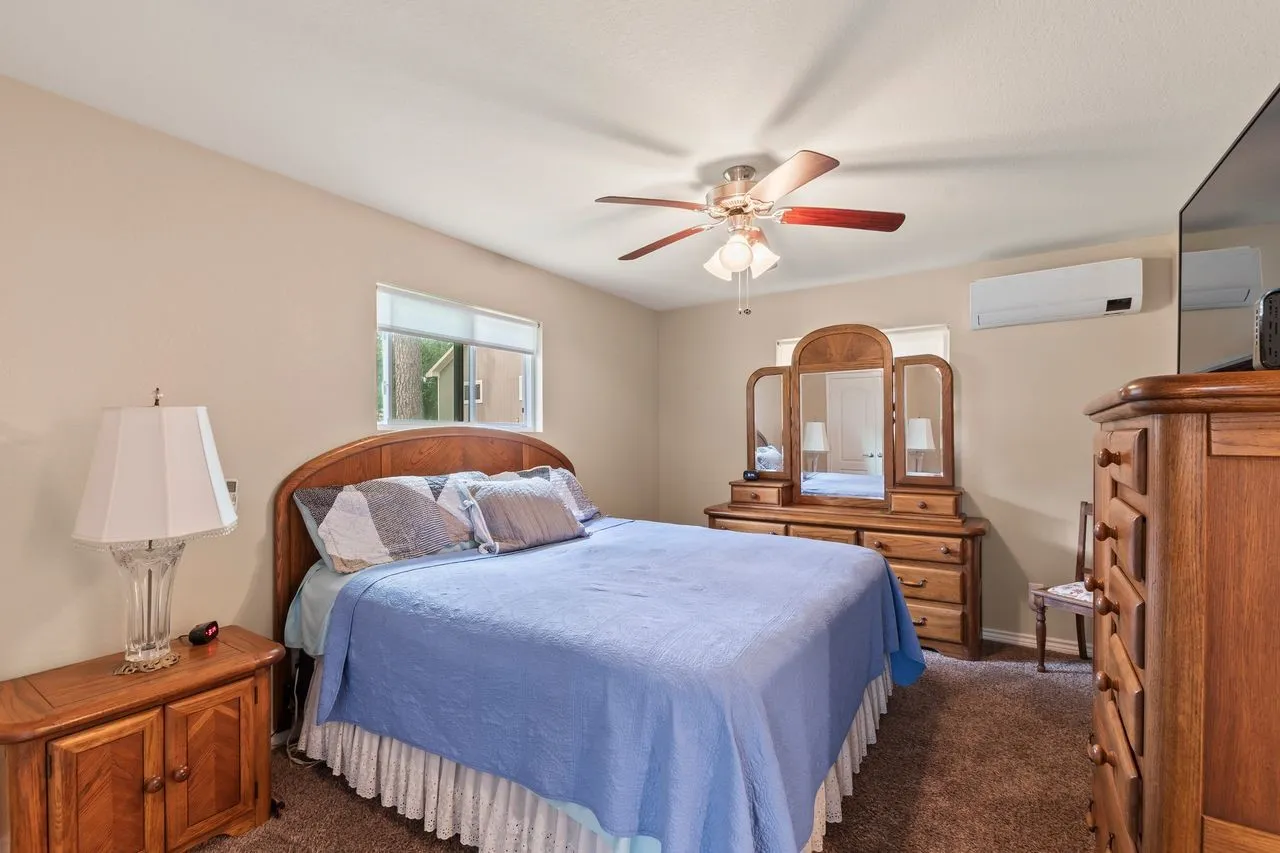 Single Family Residence For Sale in Henderson County , 13663 Park Harbor, Eustace, Texas 75124, 3 Bedroom, 1 Bathroom, 2 Garage spaces, 1,312 Sqft, built in 1973, mls#21253984, Real Estate Agent in Eustace, Homes For Sale in Henderson county, Homes For Sale in Eustace, Realtor in Eustace Texas, Real Estate Brokerage Independent Realty Texas, Luminita Cordes Realtor