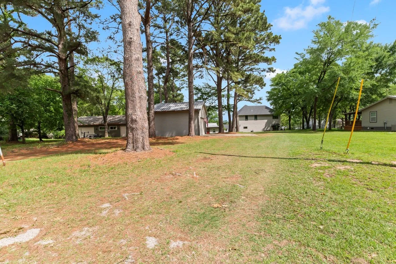 Single Family Residence For Sale in Henderson County , 13663 Park Harbor, Eustace, Texas 75124, 3 Bedroom, 1 Bathroom, 2 Garage spaces, 1,312 Sqft, built in 1973, mls#21253984, Real Estate Agent in Eustace, Homes For Sale in Henderson county, Homes For Sale in Eustace, Realtor in Eustace Texas, Real Estate Brokerage Independent Realty Texas, Luminita Cordes Realtor