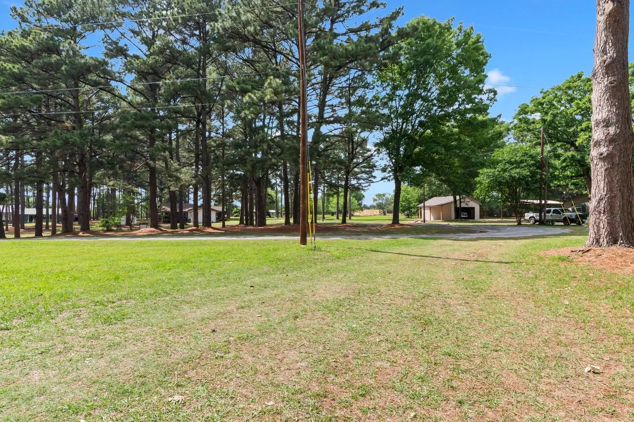 Single Family Residence For Sale in Henderson County , 13663 Park Harbor, Eustace, Texas 75124, 3 Bedroom, 1 Bathroom, 2 Garage spaces, 1,312 Sqft, built in 1973, mls#21253984, Real Estate Agent in Eustace, Homes For Sale in Henderson county, Homes For Sale in Eustace, Realtor in Eustace Texas, Real Estate Brokerage Independent Realty Texas, Luminita Cordes Realtor