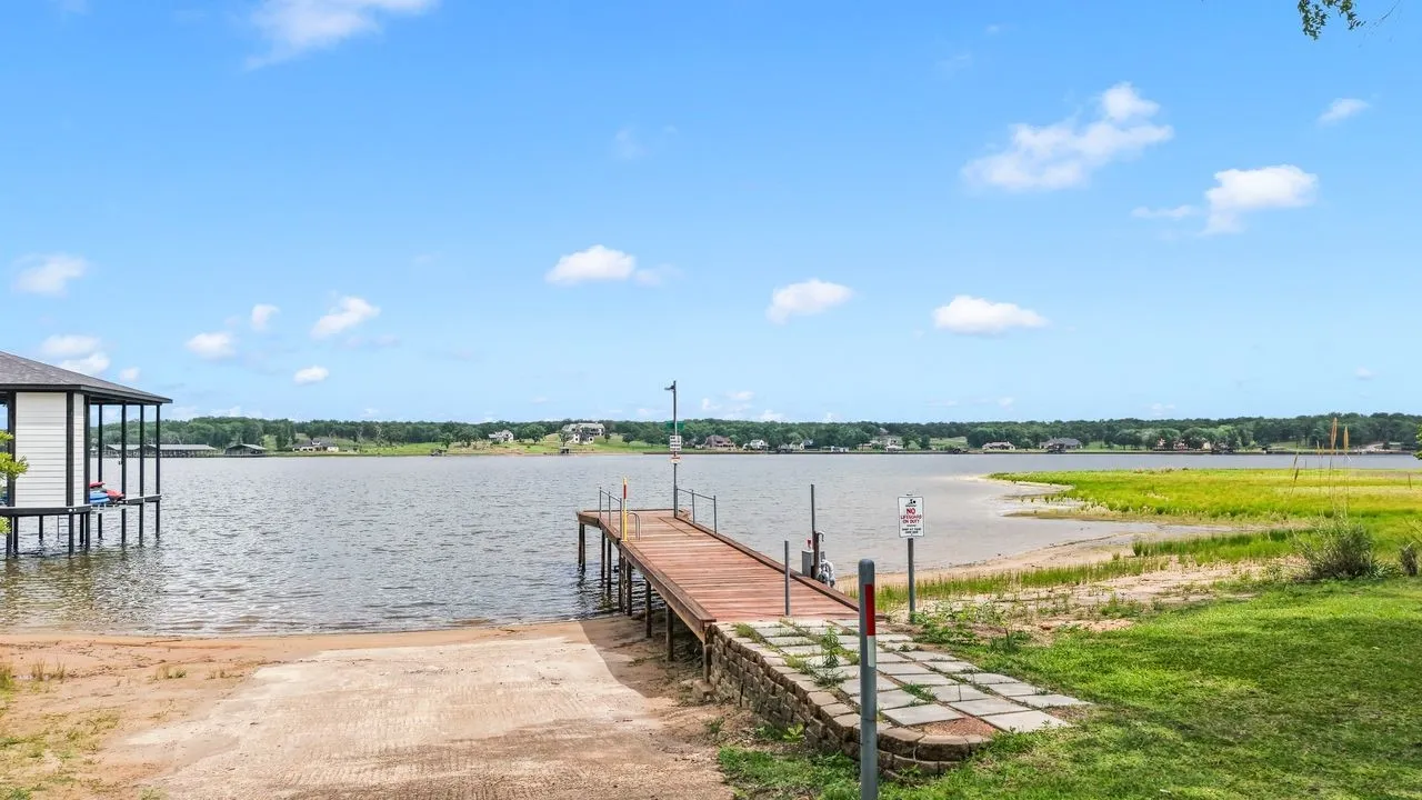 Single Family Residence For Sale in Henderson County , 13663 Park Harbor, Eustace, Texas 75124, 3 Bedroom, 1 Bathroom, 2 Garage spaces, 1,312 Sqft, built in 1973, mls#21253984, Real Estate Agent in Eustace, Homes For Sale in Henderson county, Homes For Sale in Eustace, Realtor in Eustace Texas, Real Estate Brokerage Independent Realty Texas, Luminita Cordes Realtor