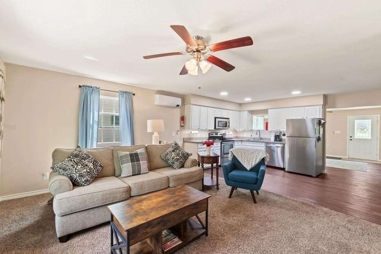 Single Family Residence For Sale in Henderson County , 13663 Park Harbor, Eustace, Texas 75124, 3 Bedroom, 1 Bathroom, 2 Garage spaces, 1,312 Sqft, built in 1973, mls#21253984, Real Estate Agent in Eustace, Homes For Sale in Henderson county, Homes For Sale in Eustace, Realtor in Eustace Texas, Real Estate Brokerage Independent Realty Texas, Luminita Cordes Realtor