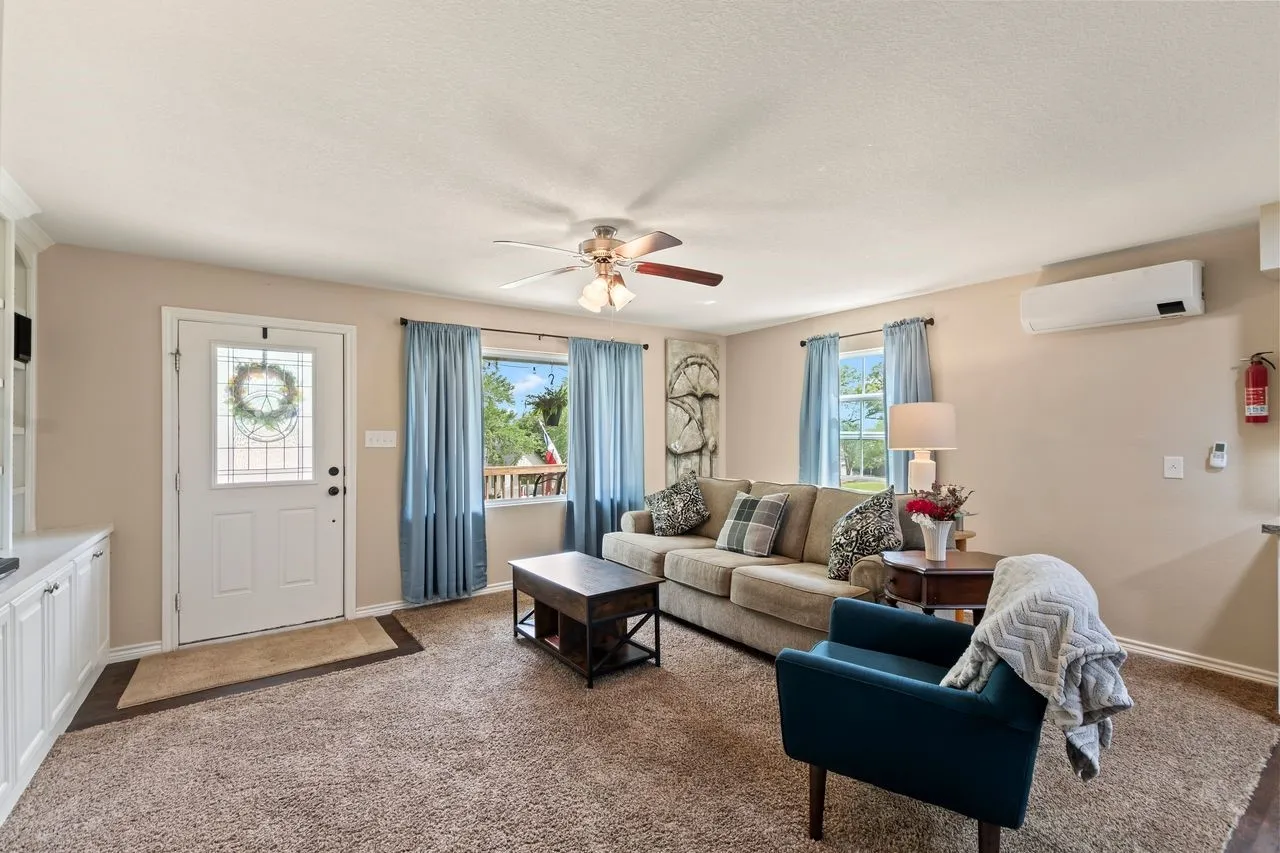 Single Family Residence For Sale in Henderson County , 13663 Park Harbor, Eustace, Texas 75124, 3 Bedroom, 1 Bathroom, 2 Garage spaces, 1,312 Sqft, built in 1973, mls#21253984, Real Estate Agent in Eustace, Homes For Sale in Henderson county, Homes For Sale in Eustace, Realtor in Eustace Texas, Real Estate Brokerage Independent Realty Texas, Luminita Cordes Realtor