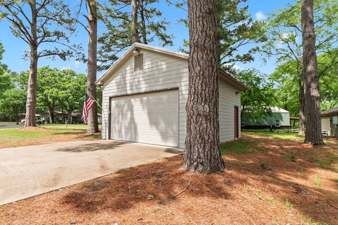 Single Family Residence For Sale in Henderson County , 13663 Park Harbor, Eustace, Texas 75124, 3 Bedroom, 1 Bathroom, 2 Garage spaces, 1,312 Sqft, built in 1973, mls#21253984, Real Estate Agent in Eustace, Homes For Sale in Henderson county, Homes For Sale in Eustace, Realtor in Eustace Texas, Real Estate Brokerage Independent Realty Texas, Luminita Cordes Realtor