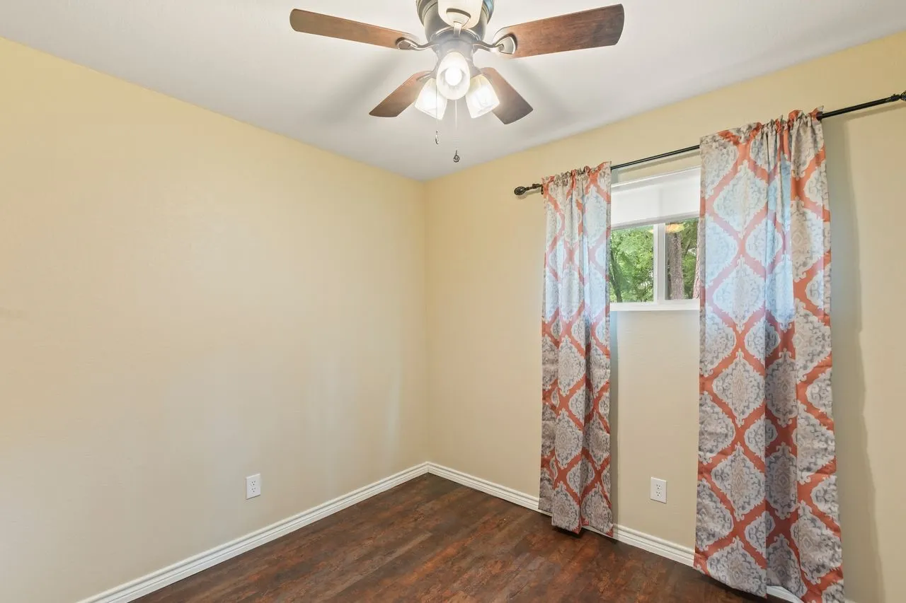 Single Family Residence For Sale in Henderson County , 13663 Park Harbor, Eustace, Texas 75124, 3 Bedroom, 1 Bathroom, 2 Garage spaces, 1,312 Sqft, built in 1973, mls#21253984, Real Estate Agent in Eustace, Homes For Sale in Henderson county, Homes For Sale in Eustace, Realtor in Eustace Texas, Real Estate Brokerage Independent Realty Texas, Luminita Cordes Realtor