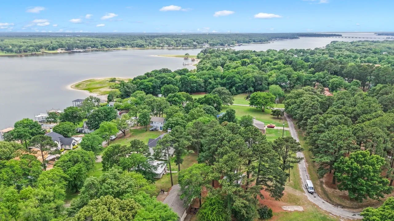 Single Family Residence For Sale in Henderson County , 13663 Park Harbor, Eustace, Texas 75124, 3 Bedroom, 1 Bathroom, 2 Garage spaces, 1,312 Sqft, built in 1973, mls#21253984, Real Estate Agent in Eustace, Homes For Sale in Henderson county, Homes For Sale in Eustace, Realtor in Eustace Texas, Real Estate Brokerage Independent Realty Texas, Luminita Cordes Realtor