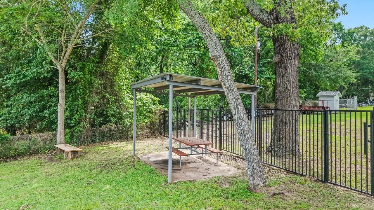Single Family Residence For Sale in Henderson County , 13663 Park Harbor, Eustace, Texas 75124, 3 Bedroom, 1 Bathroom, 2 Garage spaces, 1,312 Sqft, built in 1973, mls#21253984, Real Estate Agent in Eustace, Homes For Sale in Henderson county, Homes For Sale in Eustace, Realtor in Eustace Texas, Real Estate Brokerage Independent Realty Texas, Luminita Cordes Realtor