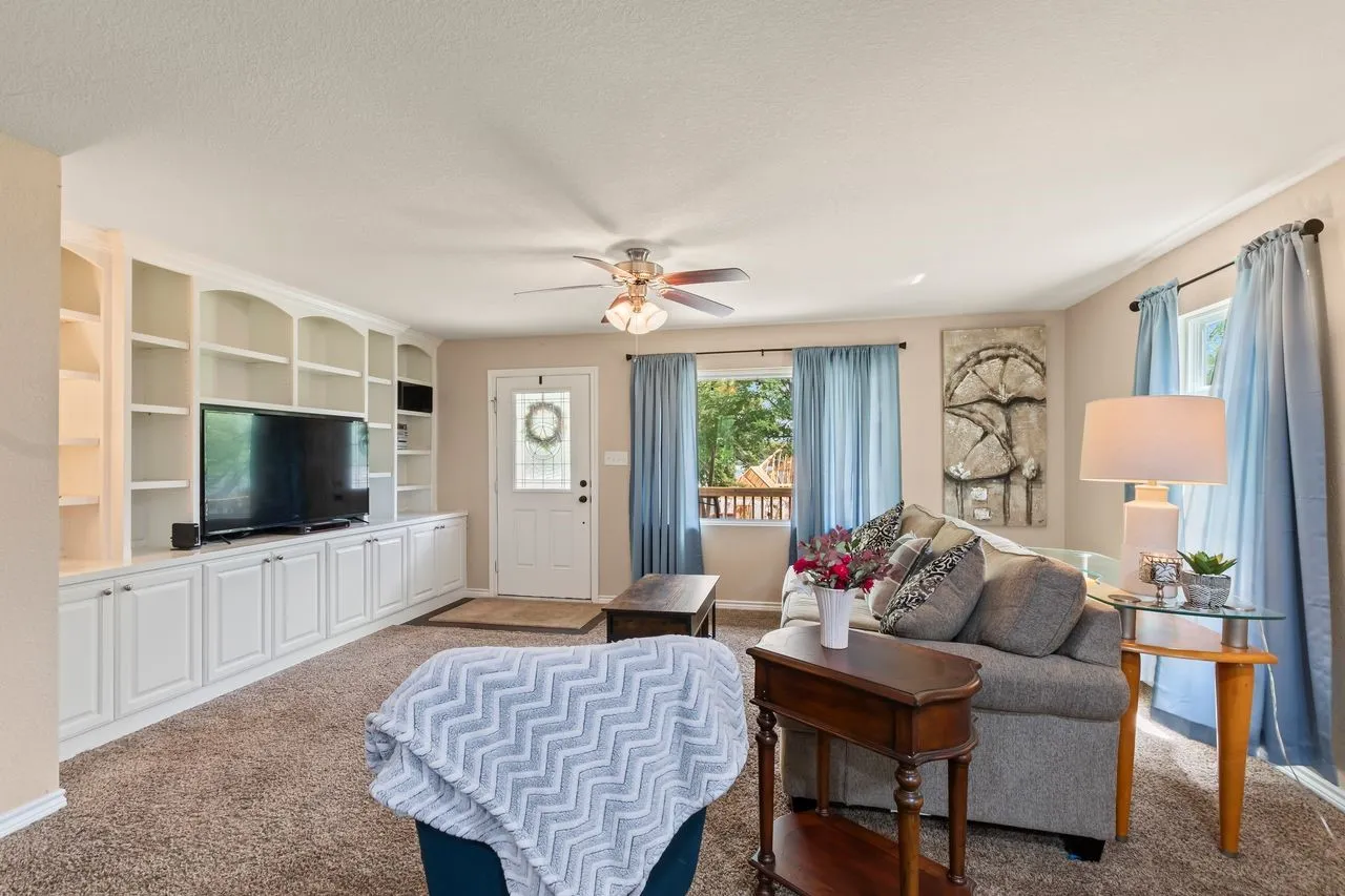 Single Family Residence For Sale in Henderson County , 13663 Park Harbor, Eustace, Texas 75124, 3 Bedroom, 1 Bathroom, 2 Garage spaces, 1,312 Sqft, built in 1973, mls#21253984, Real Estate Agent in Eustace, Homes For Sale in Henderson county, Homes For Sale in Eustace, Realtor in Eustace Texas, Real Estate Brokerage Independent Realty Texas, Luminita Cordes Realtor