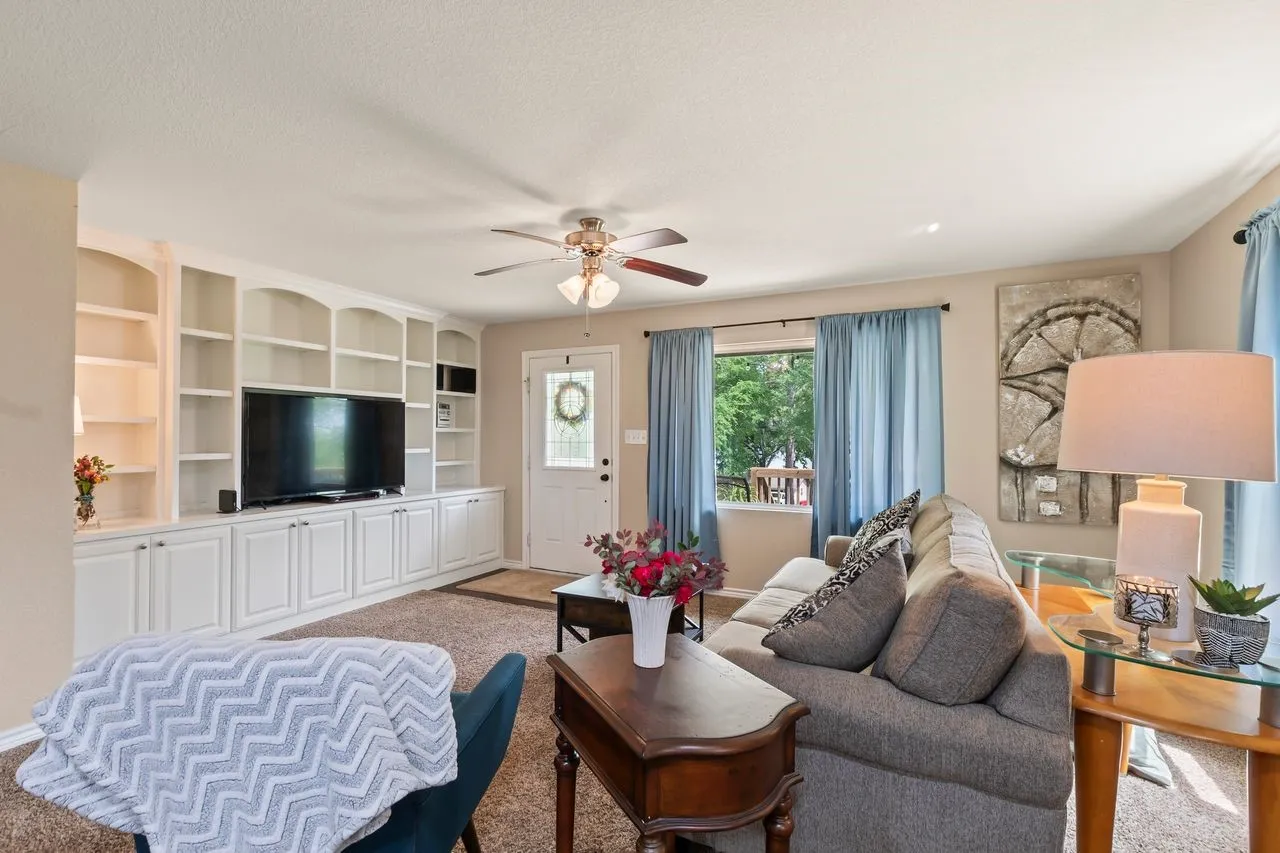 Single Family Residence For Sale in Henderson County , 13663 Park Harbor, Eustace, Texas 75124, 3 Bedroom, 1 Bathroom, 2 Garage spaces, 1,312 Sqft, built in 1973, mls#21253984, Real Estate Agent in Eustace, Homes For Sale in Henderson county, Homes For Sale in Eustace, Realtor in Eustace Texas, Real Estate Brokerage Independent Realty Texas, Luminita Cordes Realtor