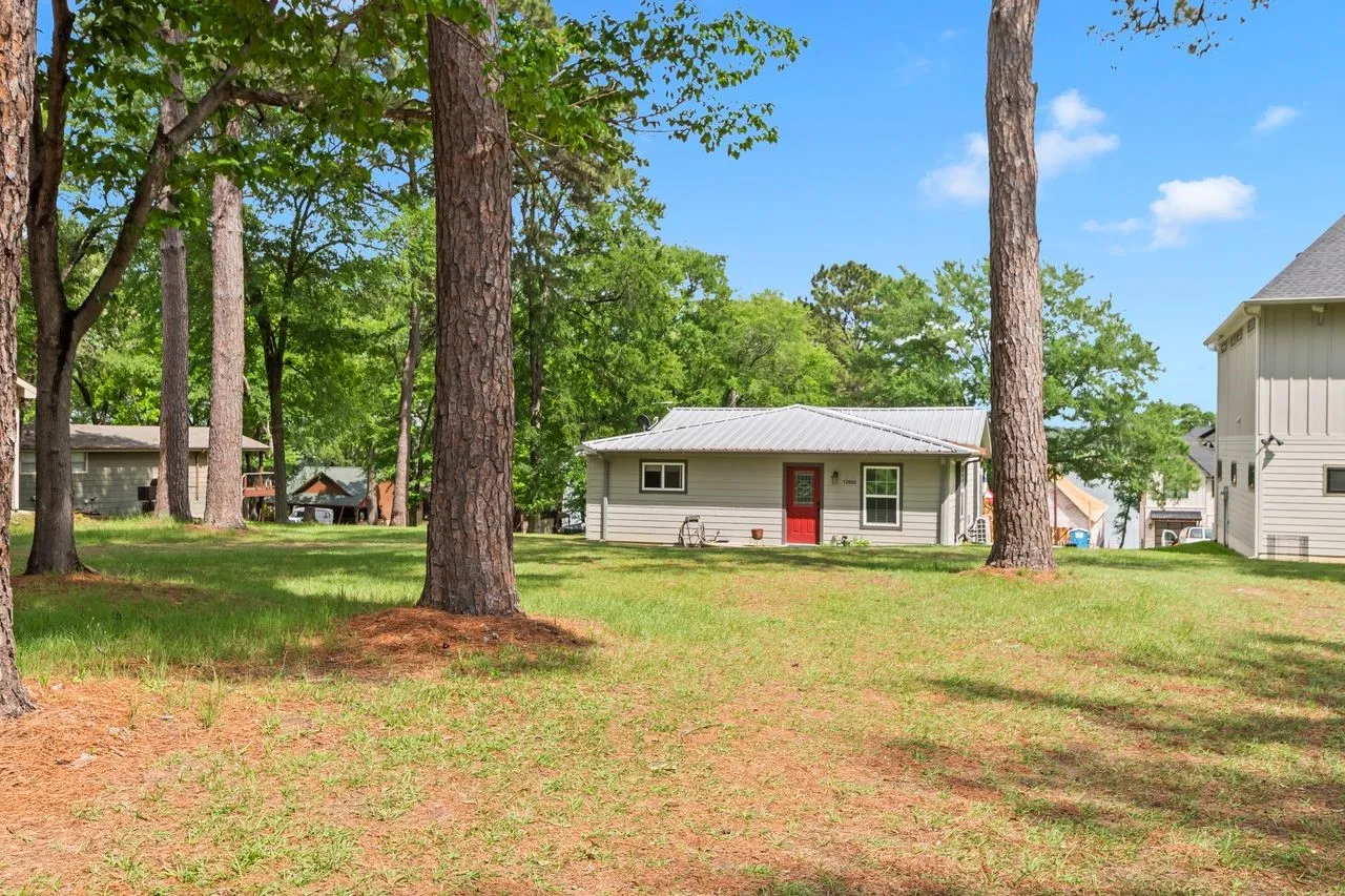 Single Family Residence For Sale in Henderson County , 13663 Park Harbor, Eustace, Texas 75124, 3 Bedroom, 1 Bathroom, 2 Garage spaces, 1,312 Sqft, built in 1973, mls#21253984, Real Estate Agent in Eustace, Homes For Sale in Henderson county, Homes For Sale in Eustace, Realtor in Eustace Texas, Real Estate Brokerage Independent Realty Texas, Luminita Cordes Realtor