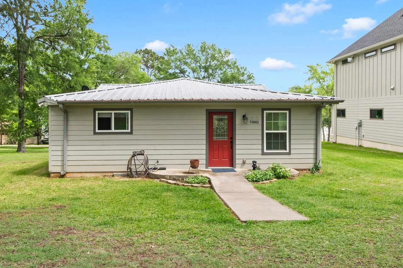 Single Family Residence For Sale in Henderson County , 13663 Park Harbor, Eustace, Texas 75124, 3 Bedroom, 1 Bathroom, 2 Garage spaces, 1,312 Sqft, built in 1973, mls#21253984, Real Estate Agent in Eustace, Homes For Sale in Henderson county, Homes For Sale in Eustace, Realtor in Eustace Texas, Real Estate Brokerage Independent Realty Texas, Luminita Cordes Realtor