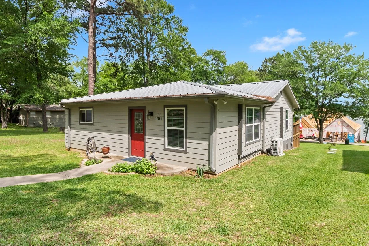 Single Family Residence For Sale in Henderson County , 13663 Park Harbor, Eustace, Texas 75124, 3 Bedroom, 1 Bathroom, 2 Garage spaces, 1,312 Sqft, built in 1973, mls#21253984, Real Estate Agent in Eustace, Homes For Sale in Henderson county, Homes For Sale in Eustace, Realtor in Eustace Texas, Real Estate Brokerage Independent Realty Texas, Luminita Cordes Realtor