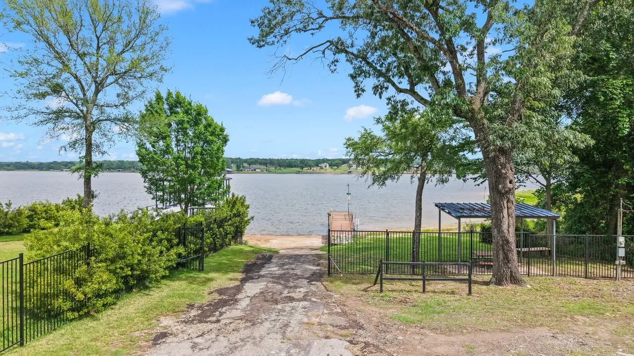 Single Family Residence For Sale in Henderson County , 13663 Park Harbor, Eustace, Texas 75124, 3 Bedroom, 1 Bathroom, 2 Garage spaces, 1,312 Sqft, built in 1973, mls#21253984, Real Estate Agent in Eustace, Homes For Sale in Henderson county, Homes For Sale in Eustace, Realtor in Eustace Texas, Real Estate Brokerage Independent Realty Texas, Luminita Cordes Realtor