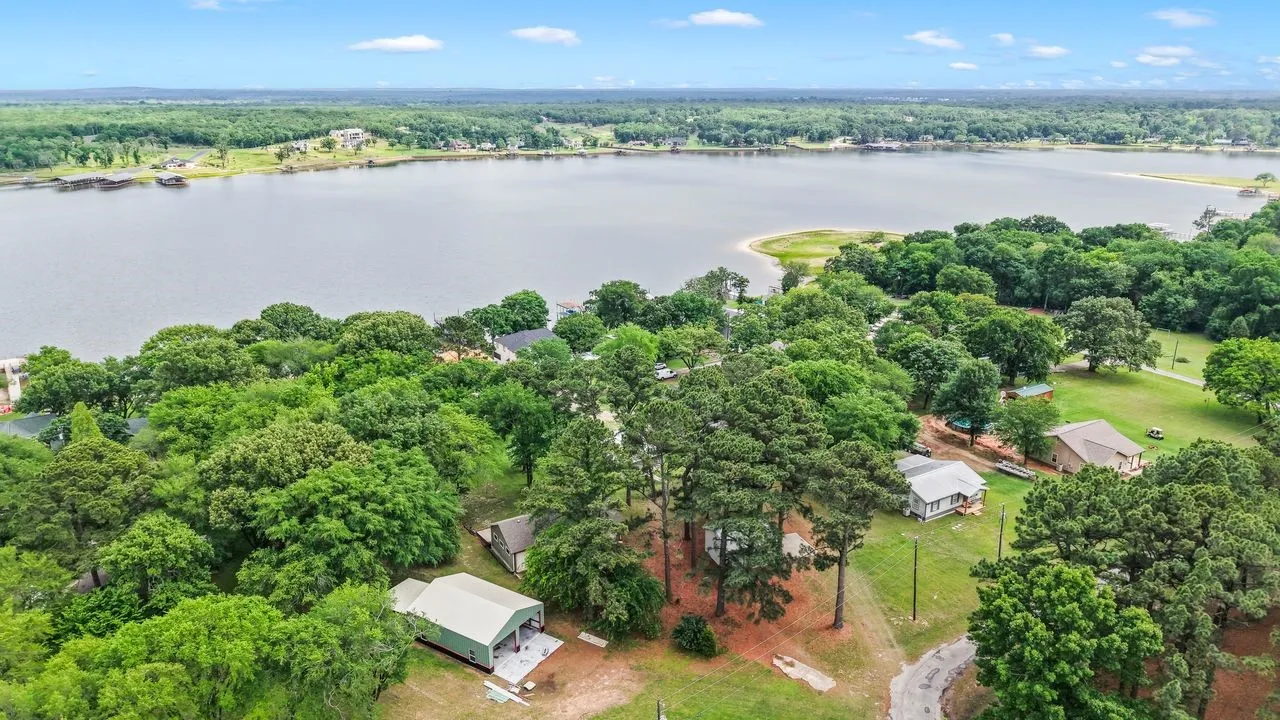 Single Family Residence For Sale in Henderson County , 13663 Park Harbor, Eustace, Texas 75124, 3 Bedroom, 1 Bathroom, 2 Garage spaces, 1,312 Sqft, built in 1973, mls#21253984, Real Estate Agent in Eustace, Homes For Sale in Henderson county, Homes For Sale in Eustace, Realtor in Eustace Texas, Real Estate Brokerage Independent Realty Texas, Luminita Cordes Realtor