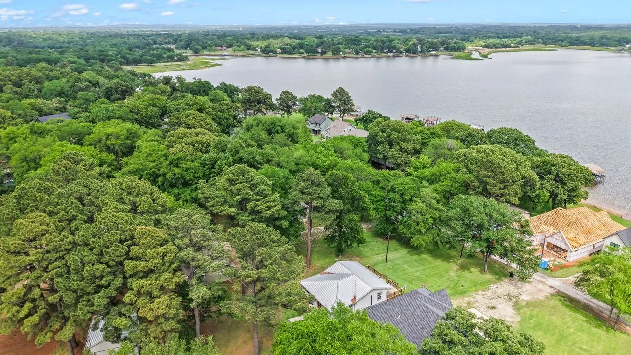 Single Family Residence For Sale in Henderson County , 13663 Park Harbor, Eustace, Texas 75124, 3 Bedroom, 1 Bathroom, 2 Garage spaces, 1,312 Sqft, built in 1973, mls#21253984, Real Estate Agent in Eustace, Homes For Sale in Henderson county, Homes For Sale in Eustace, Realtor in Eustace Texas, Real Estate Brokerage Independent Realty Texas, Luminita Cordes Realtor