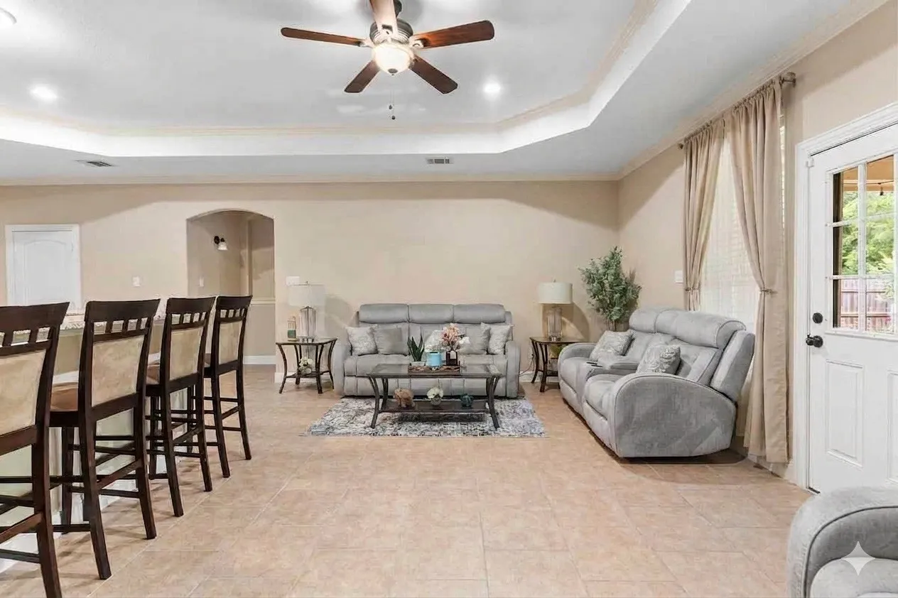 Tray ceiling with recessed lighting and ceiling fan