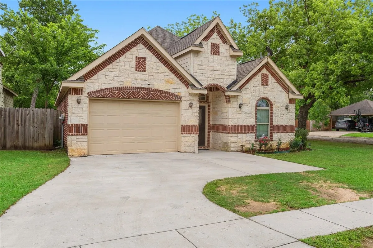Single Family Residence For Sale in Cooke County , 502 Ritchey Street, Gainesville, Texas 76240, 4 Bedroom, 2 Bathroom, 2 Garage spaces, 2,079 Sqft, built in 2017, Preowned, mls#21256055, Real Estate Agent in Gainesville, Homes For Sale in Cooke county, Homes For Sale in Gainesville, Realtor in Gainesville Texas, Real Estate Brokerage Independent Realty Texas, Luminita Cordes Realtor