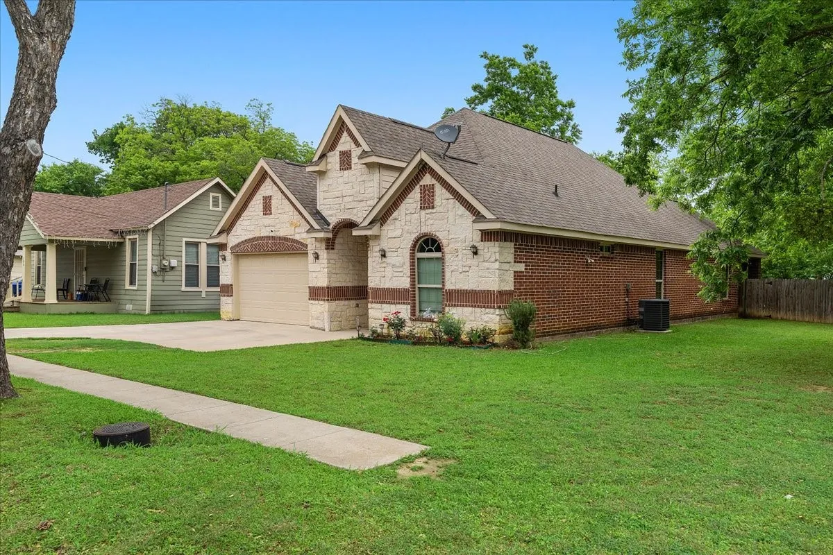 Single Family Residence For Sale in Cooke County , 502 Ritchey Street, Gainesville, Texas 76240, 4 Bedroom, 2 Bathroom, 2 Garage spaces, 2,079 Sqft, built in 2017, Preowned, mls#21256055, Real Estate Agent in Gainesville, Homes For Sale in Cooke county, Homes For Sale in Gainesville, Realtor in Gainesville Texas, Real Estate Brokerage Independent Realty Texas, Luminita Cordes Realtor